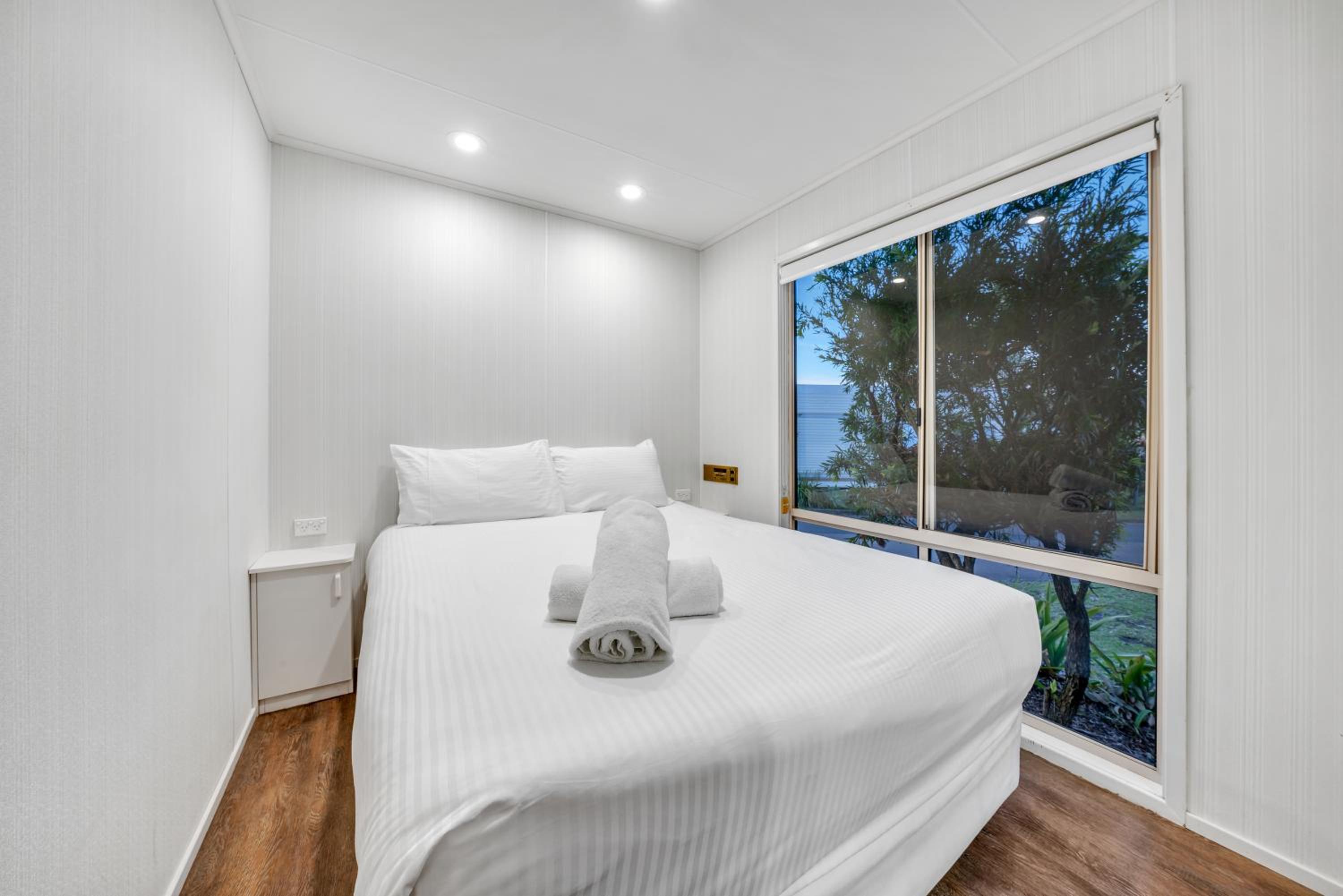 Budget Poolside Cabin - Photo 6