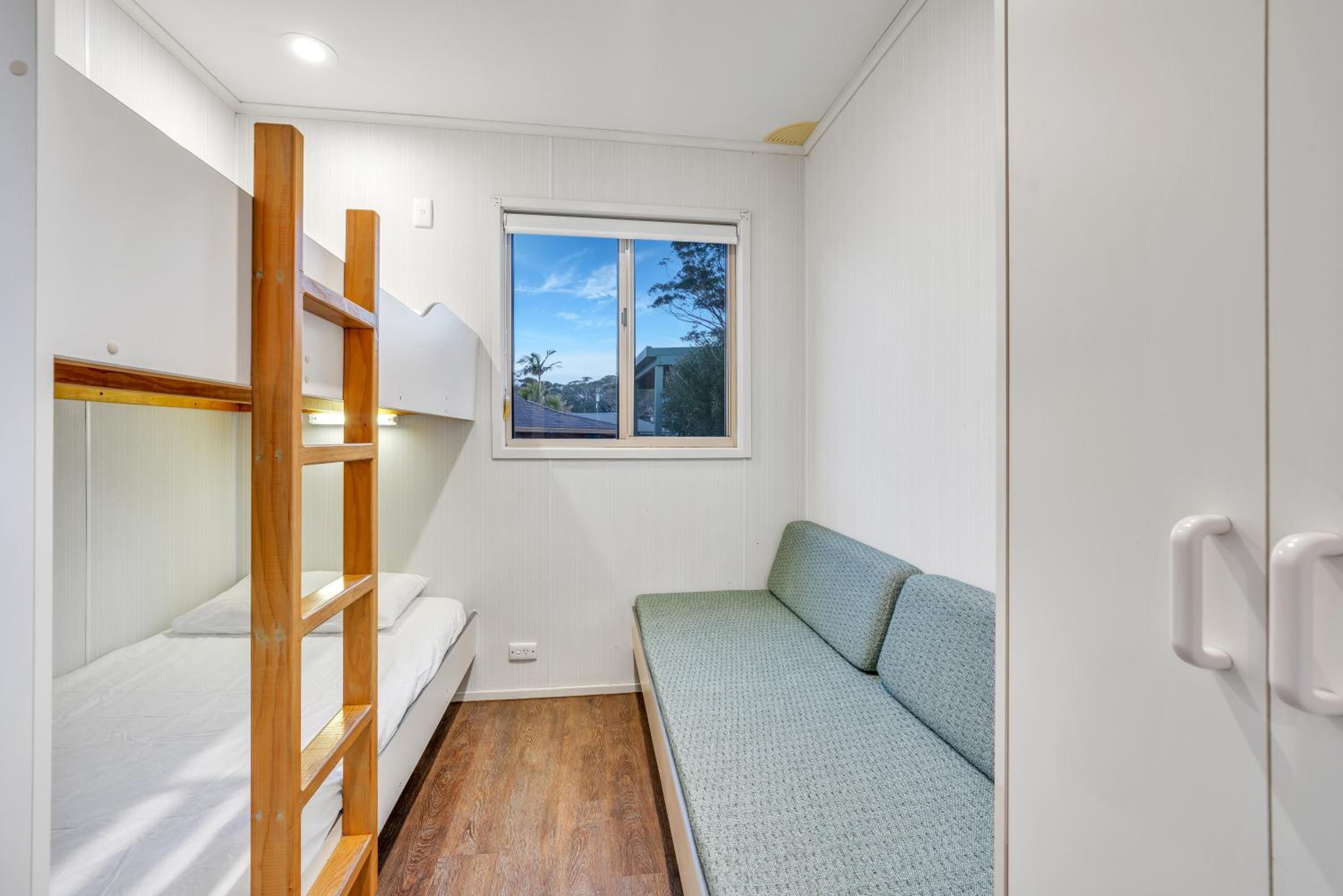 Budget Poolside Cabin - Photo 5