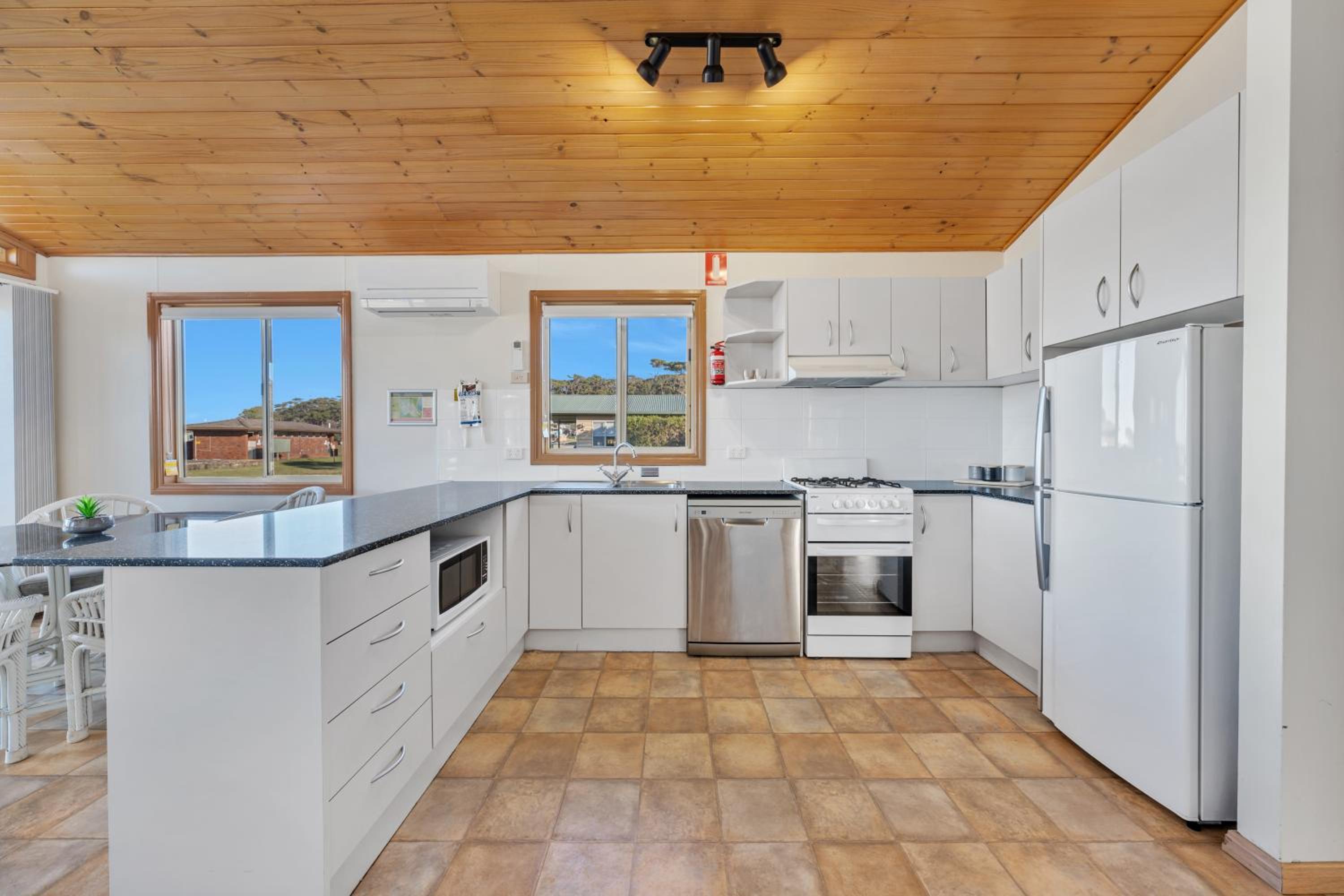 2 Bedroom Deluxe Cabin - 6b - Photo 6