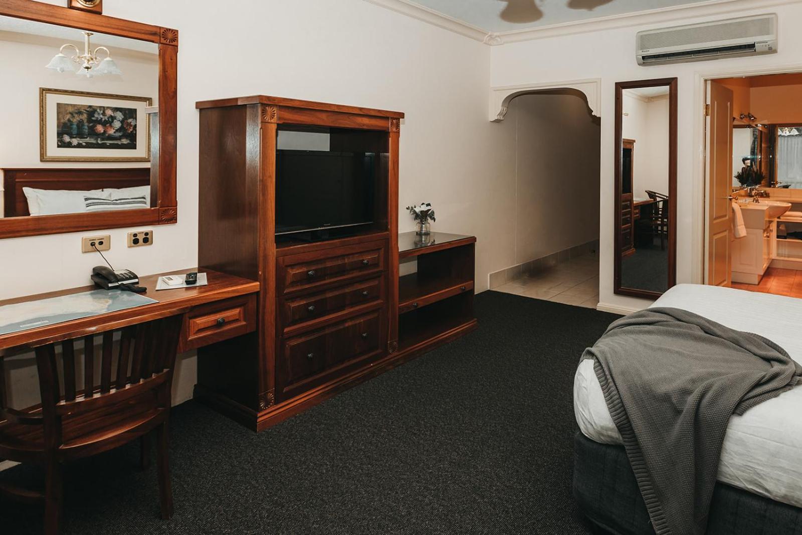 Queen Room photo 1