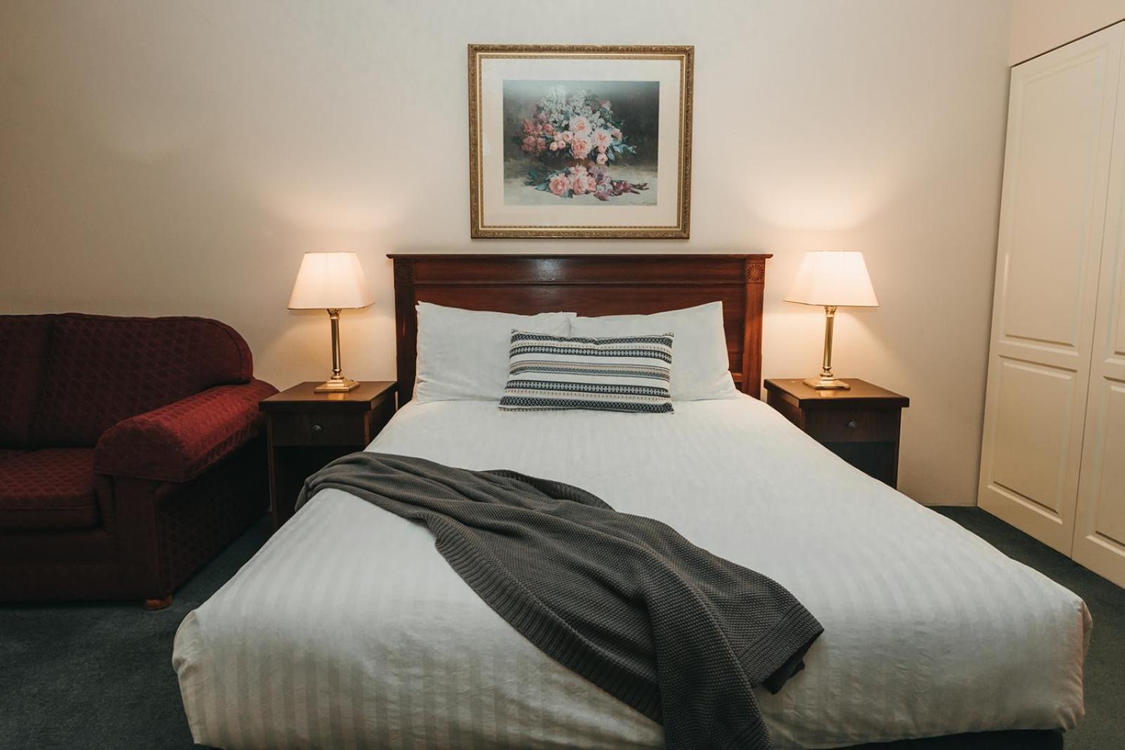 Queen Room photo 2