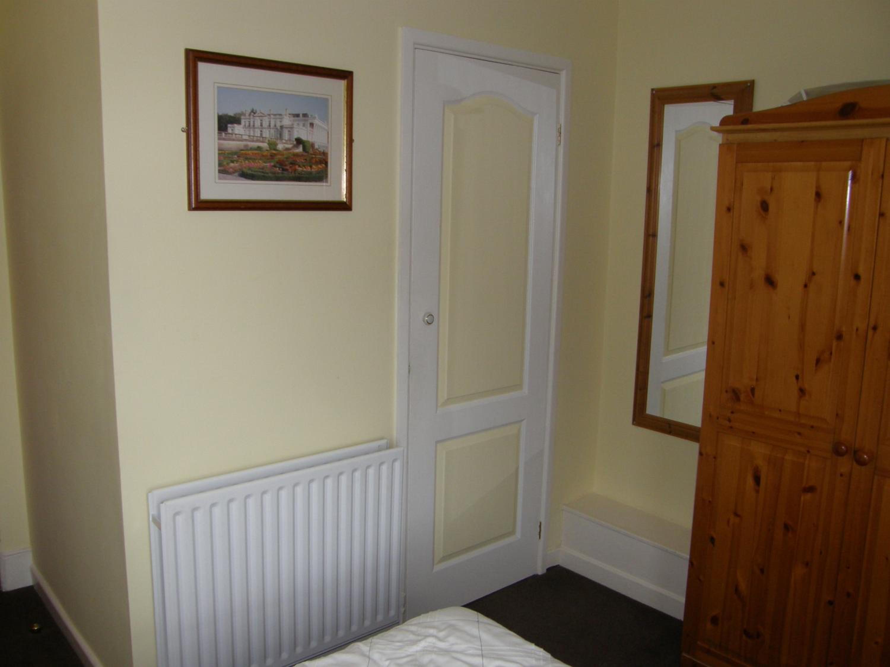 Single Room with Private Bathroom photo 2
