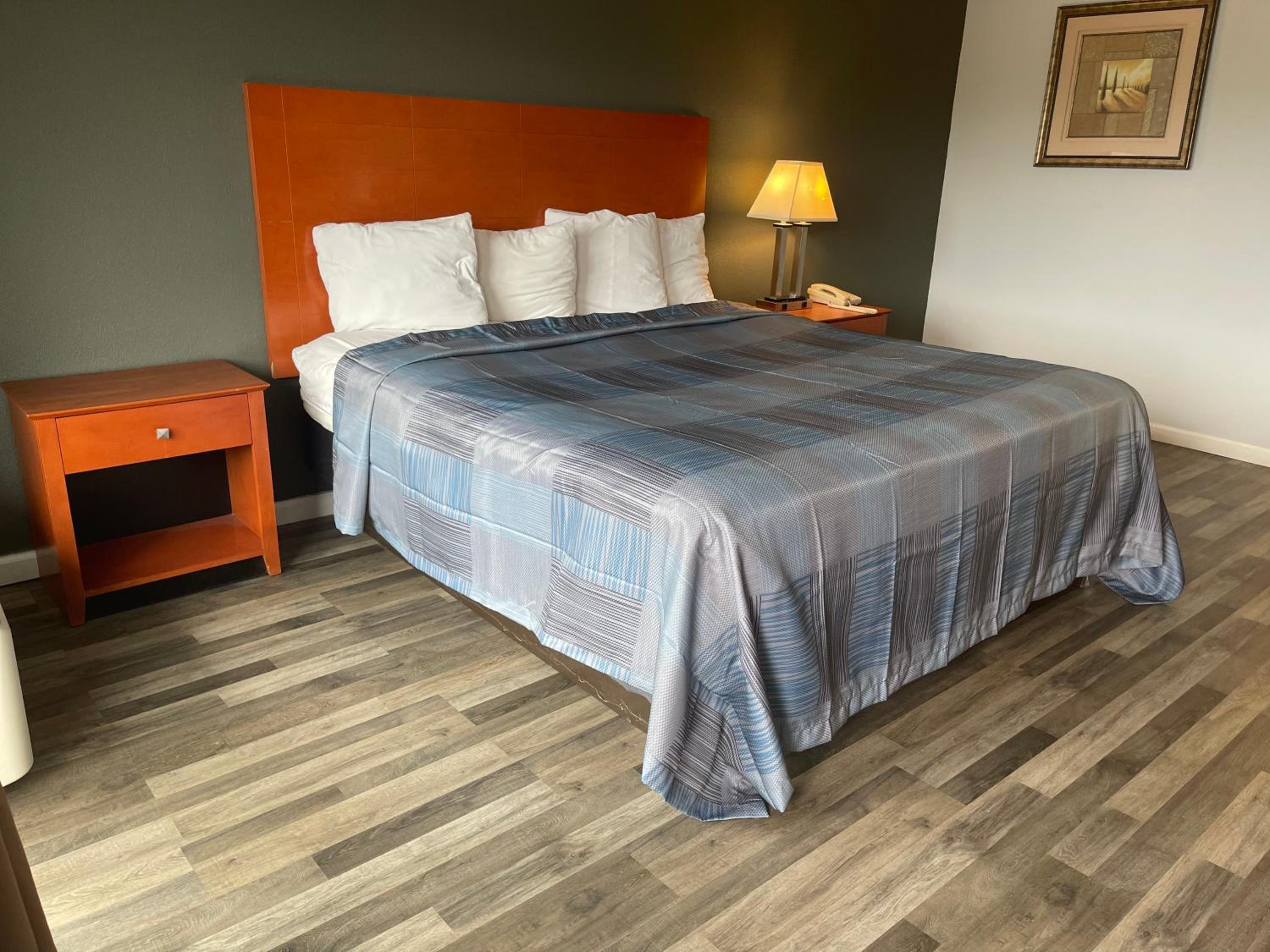 King Room - Smoking at Wilkes-Barre Inn & Suites in Wilkes-Barre