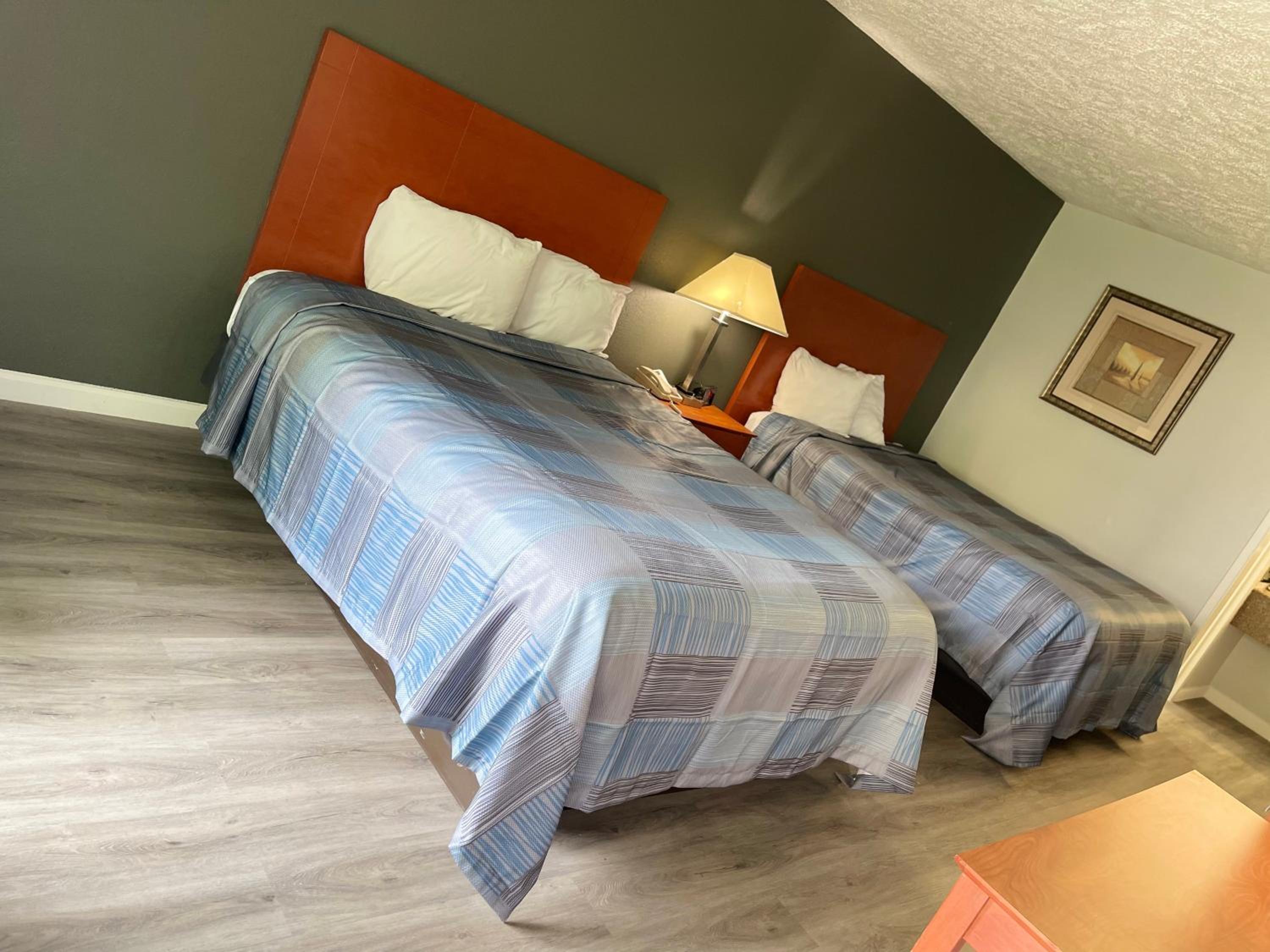 Queen Room with Two Queen Beds - Non-Smoking - Photo 10