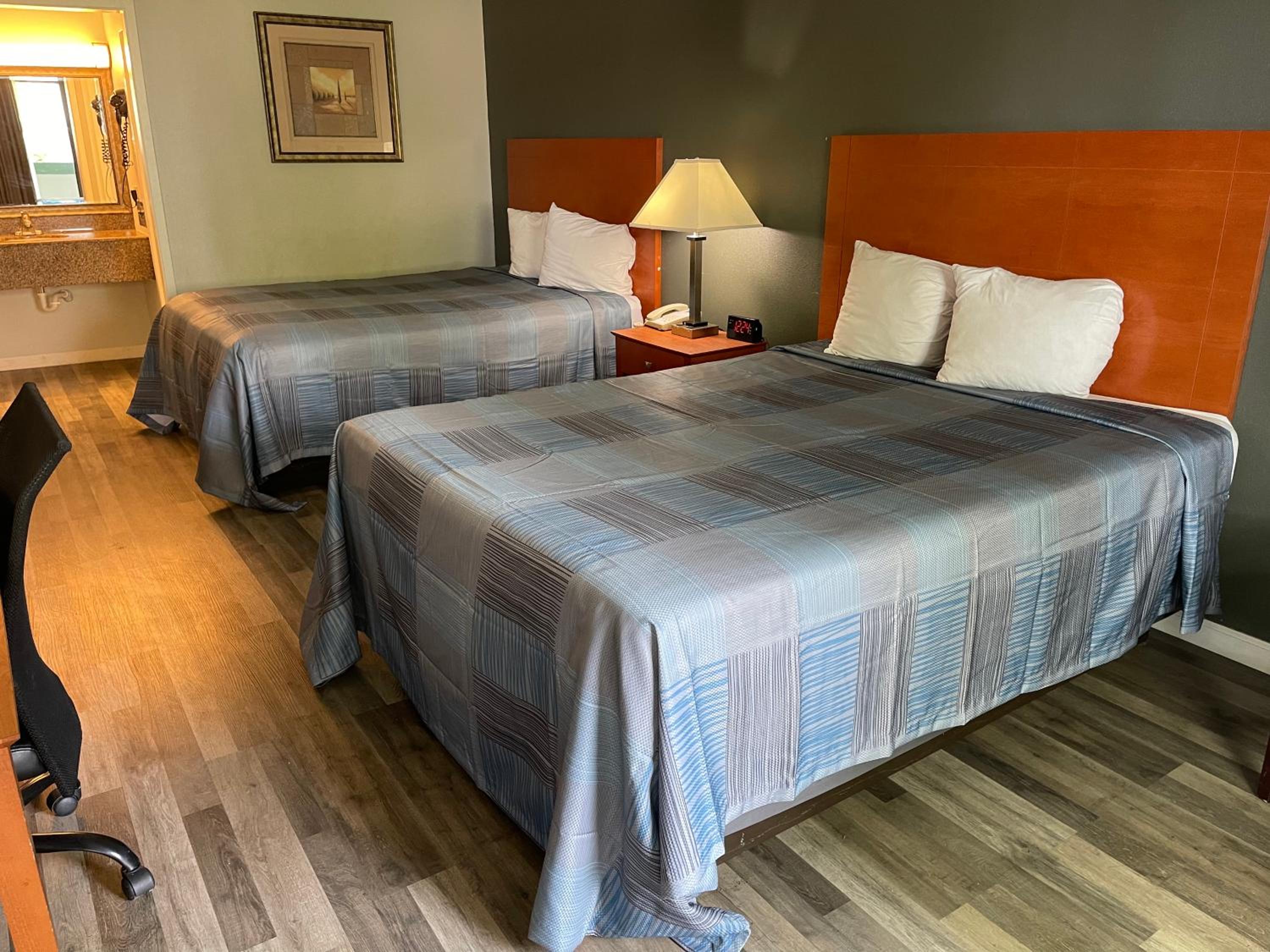 Queen Room with Two Queen Beds - Non-Smoking - Photo 3