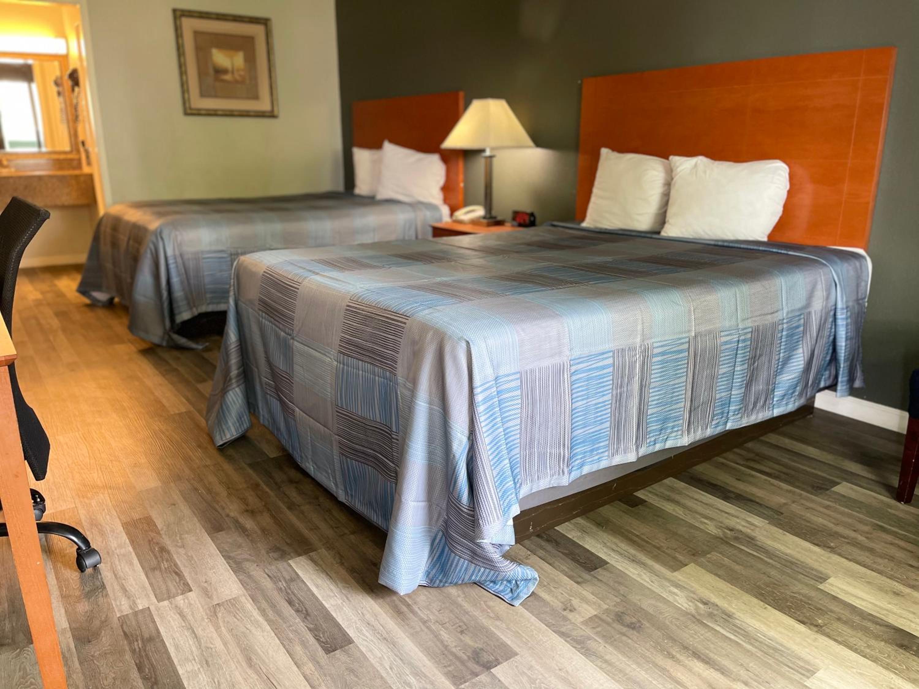 Queen Room with Two Queen Beds - Non-Smoking - Photo 6