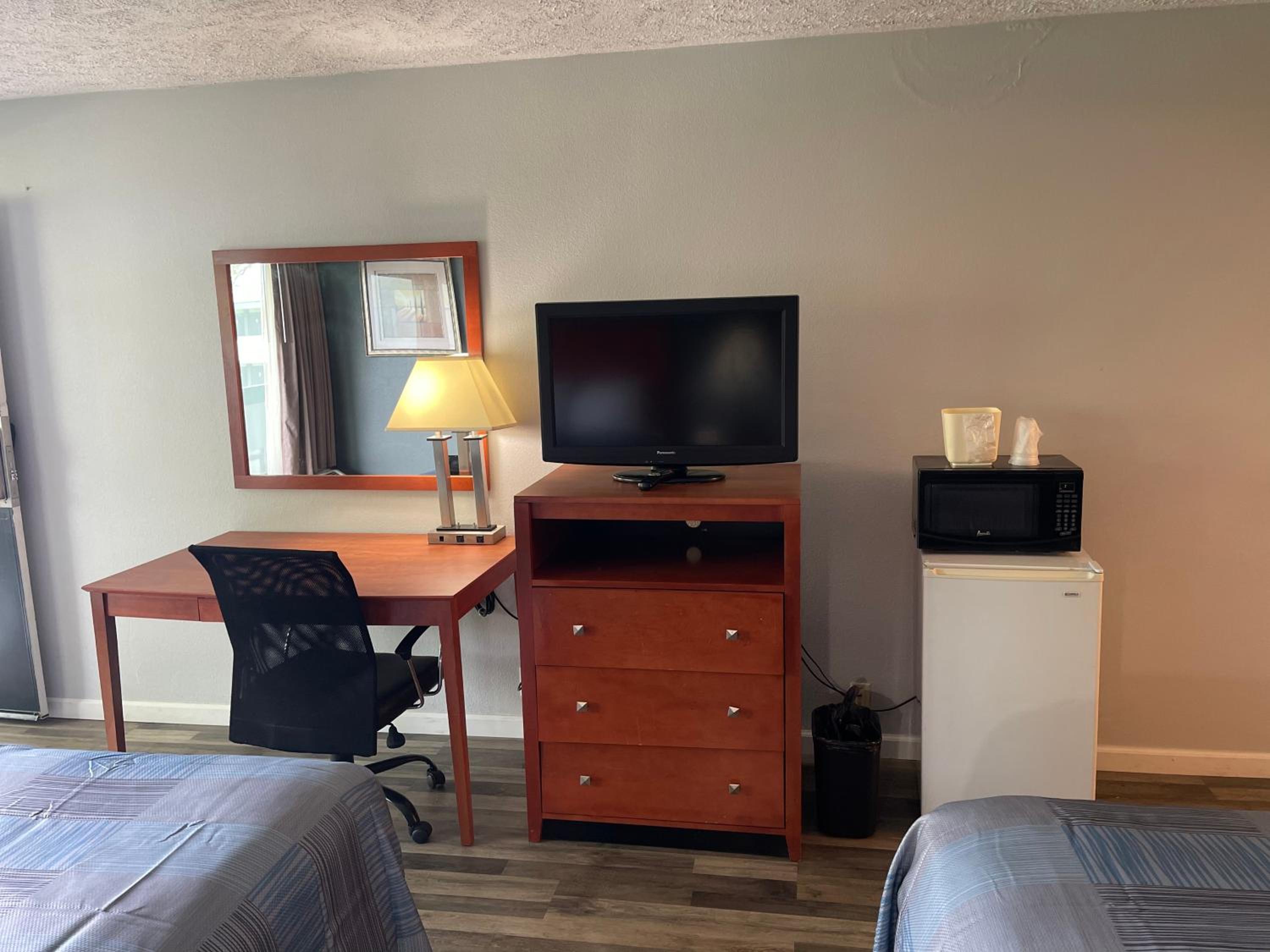 Queen Room with Two Queen Beds - Non-Smoking - Photo 4