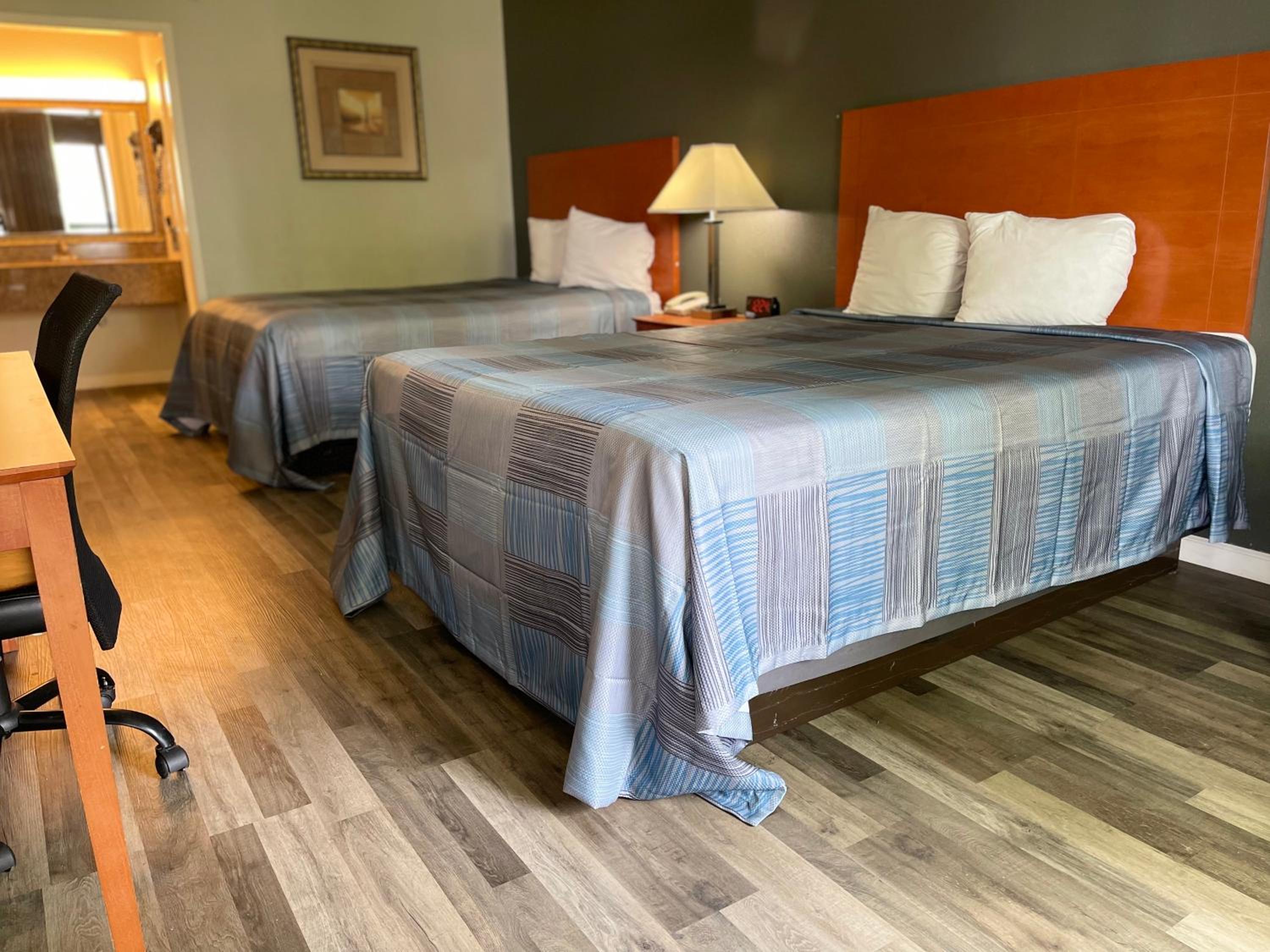 Queen Room with Two Queen Beds - Non-Smoking - Photo 5