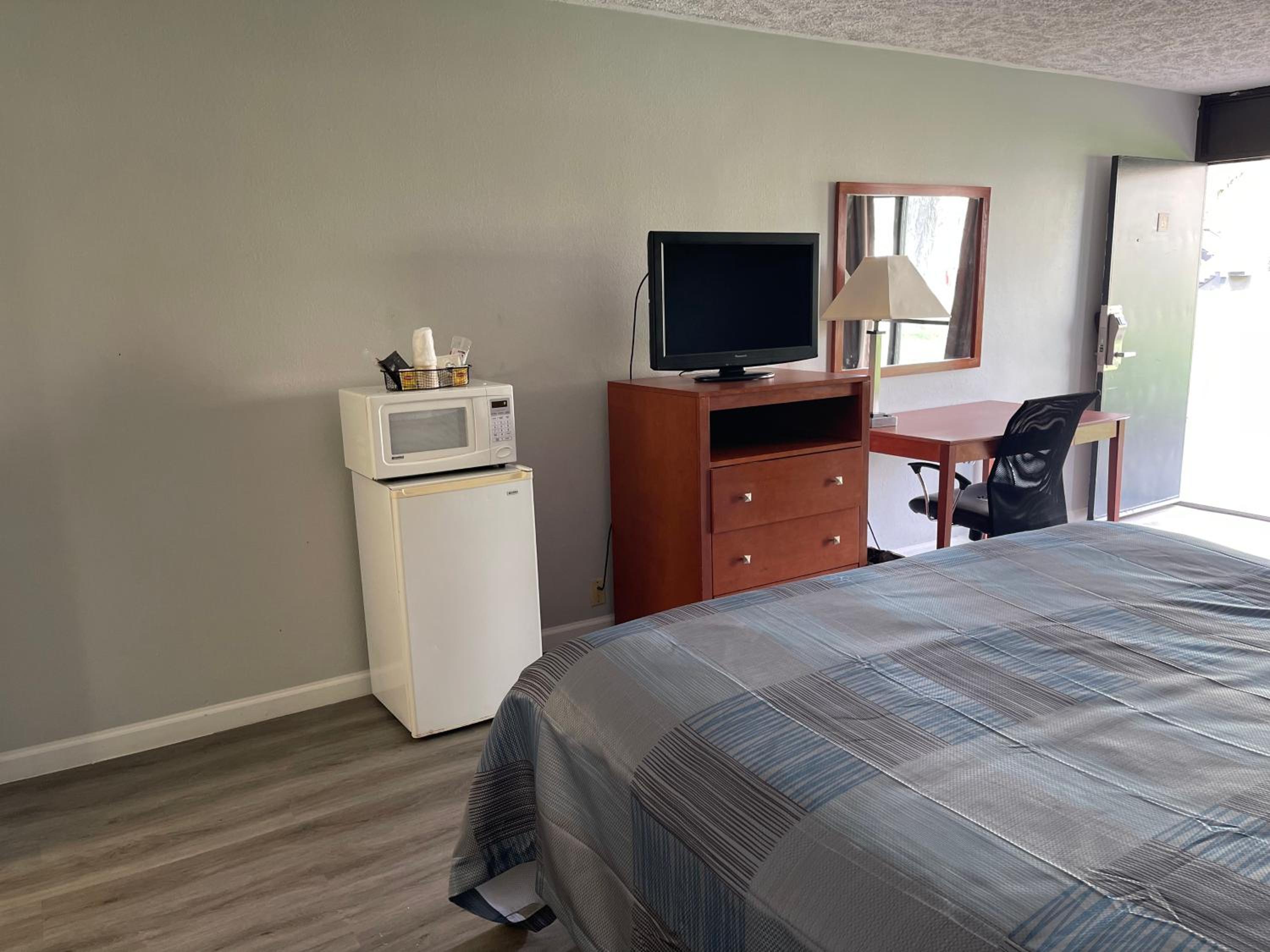 King Suite - Non-Smoking - Photo 6
