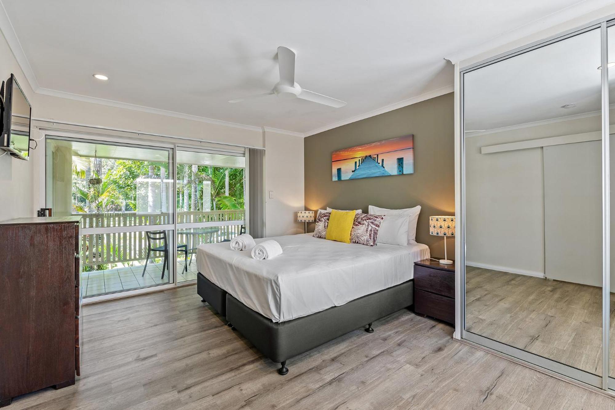 Deluxe 3 Bedroom Townhouse with Courtyard photo 2