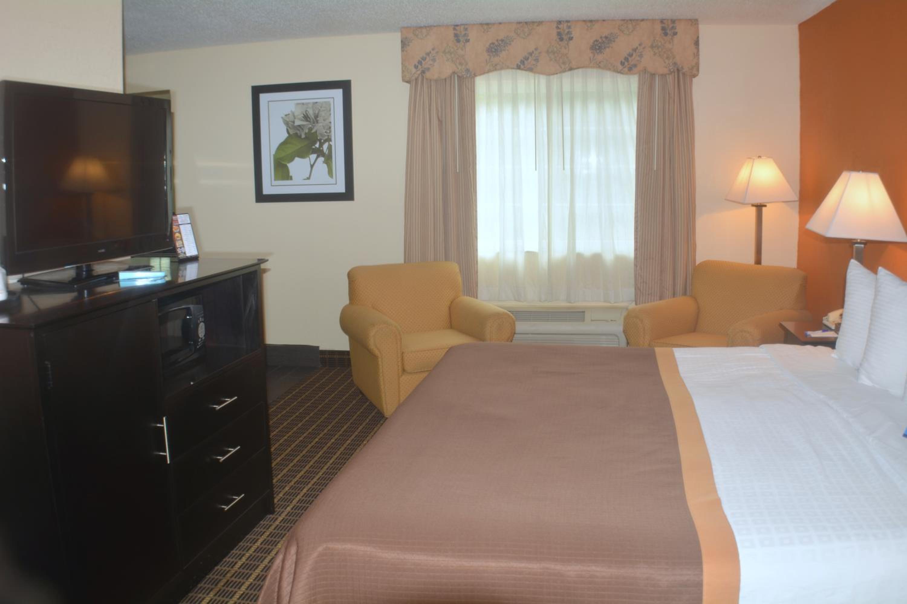 King Room - Non-Smoking - Photo 3