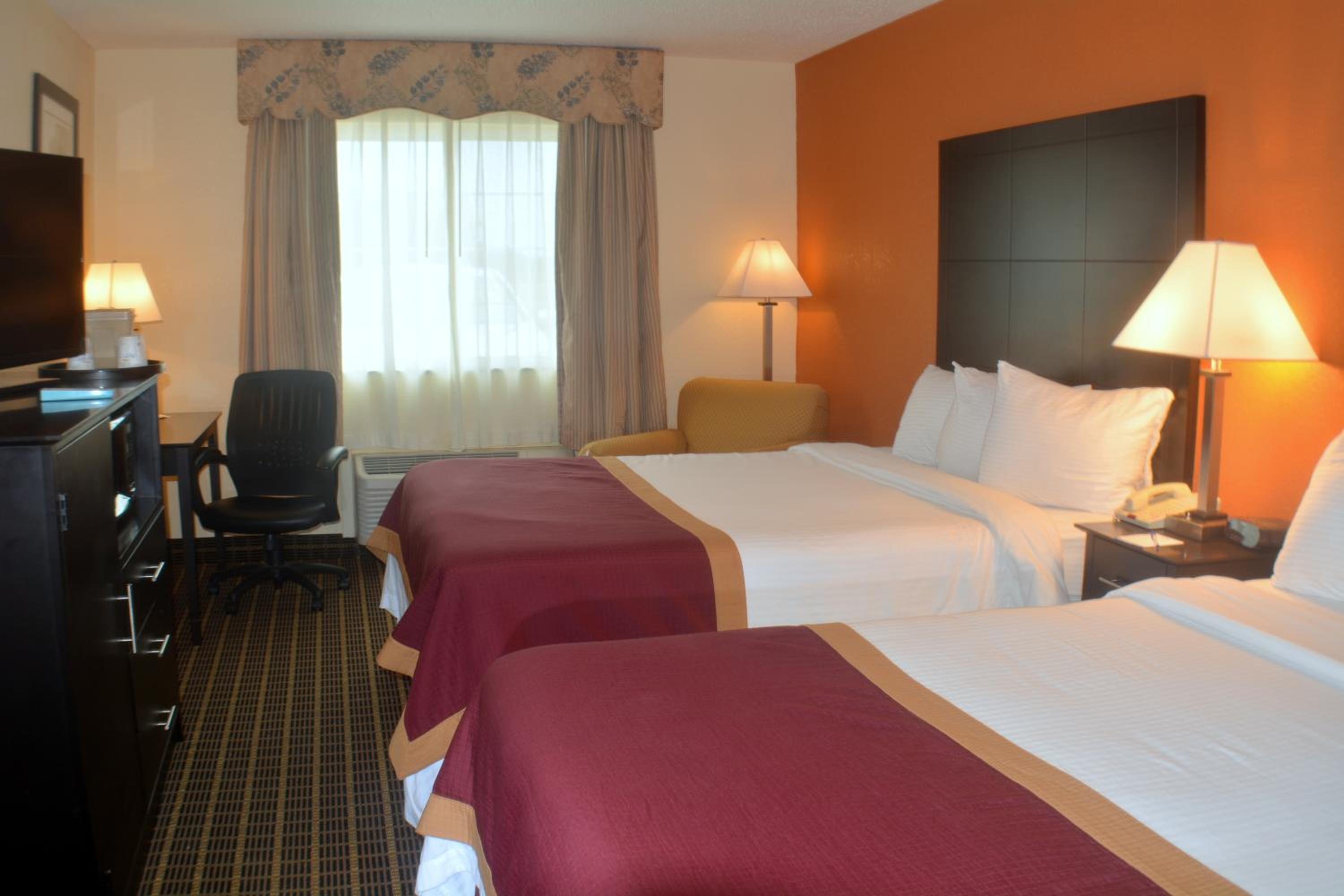 Queen Room with Two Queen Beds - Non-Smoking - Photo 4