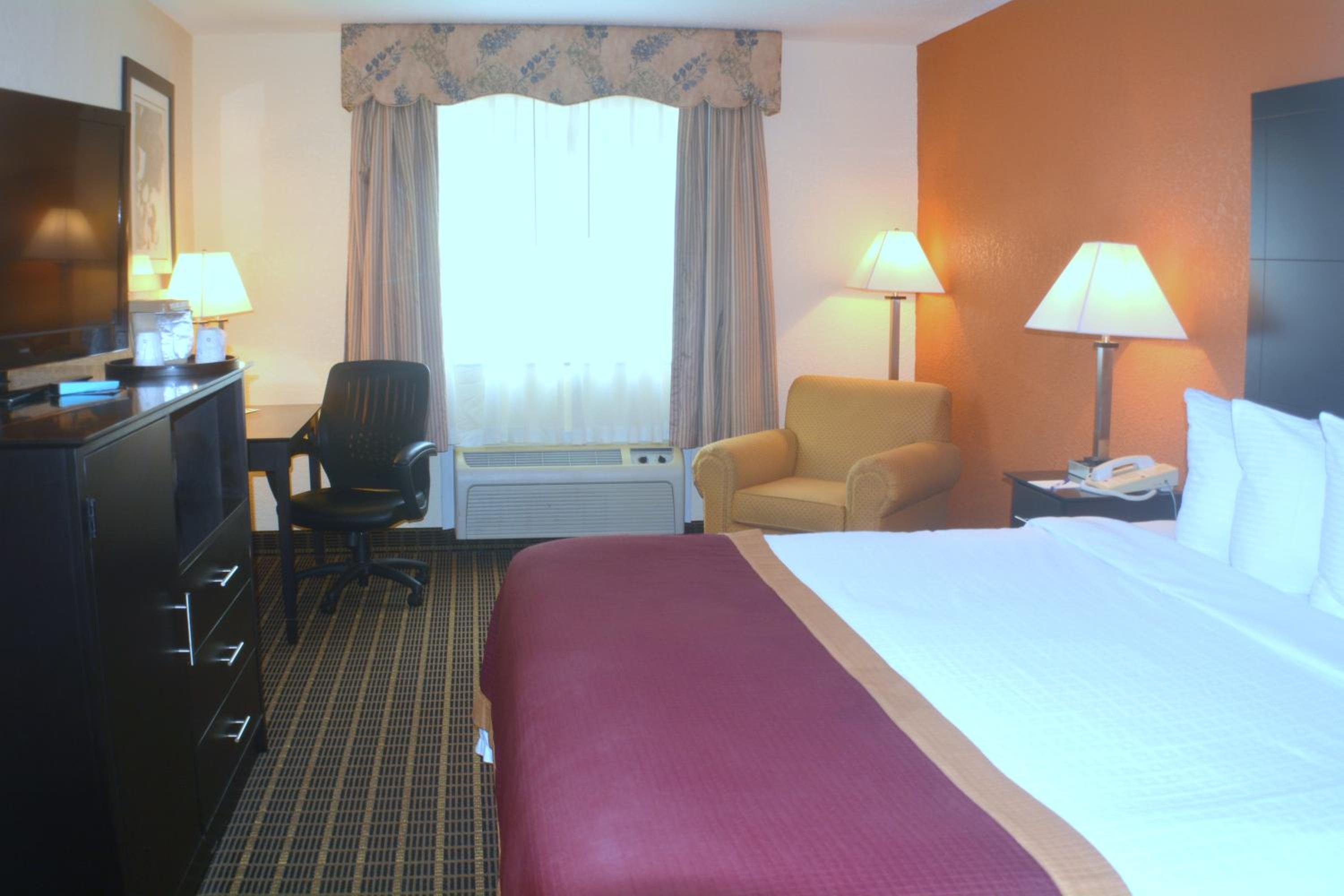 King Room - Non-Smoking - Photo 4