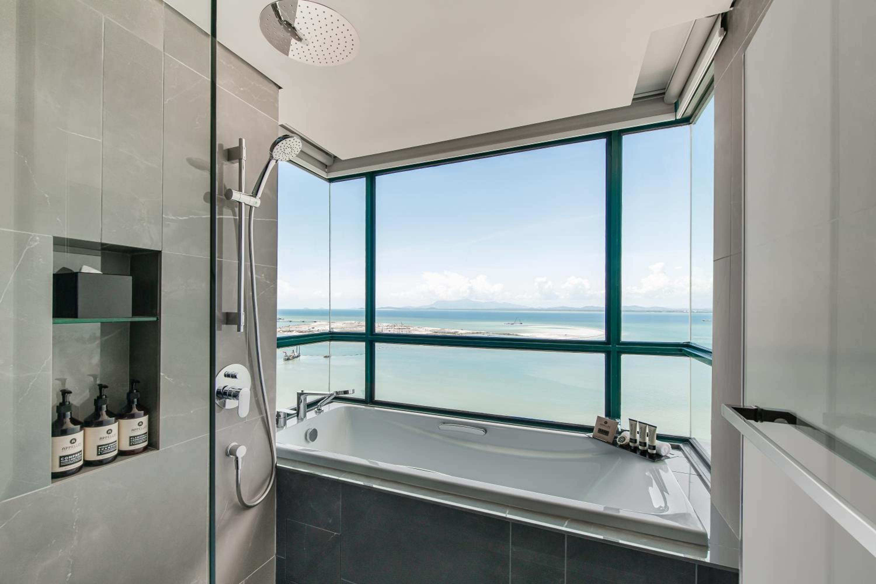 1 Bedroom Premier Sea View - Photo 4