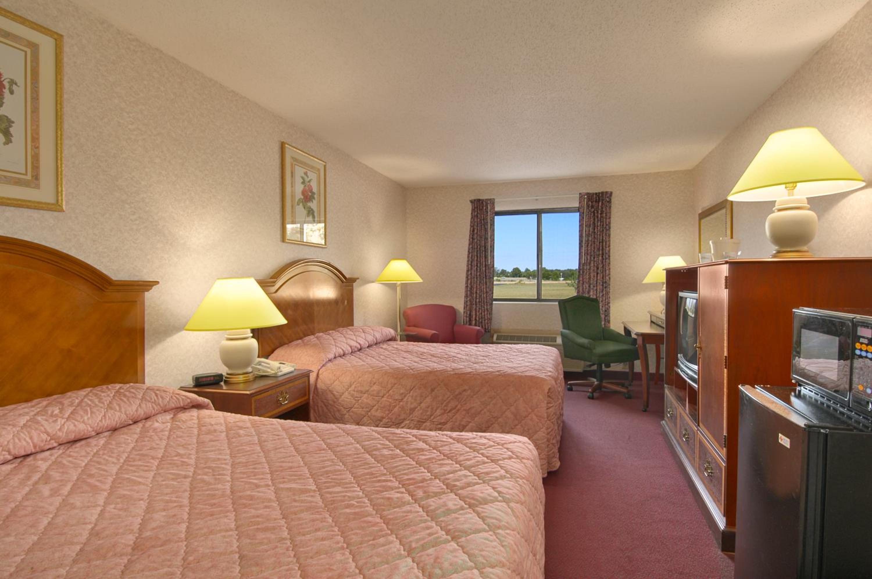 Queen Room with Two Queen Beds - Non-Smoking - Photo 3