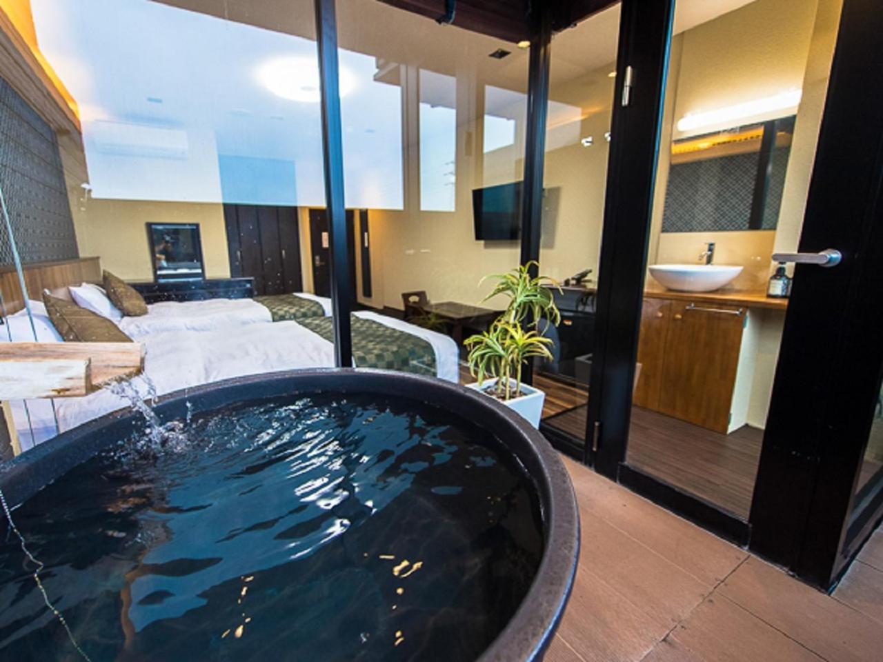 Modern Deluxe Room with Open-Air Bath photo 2