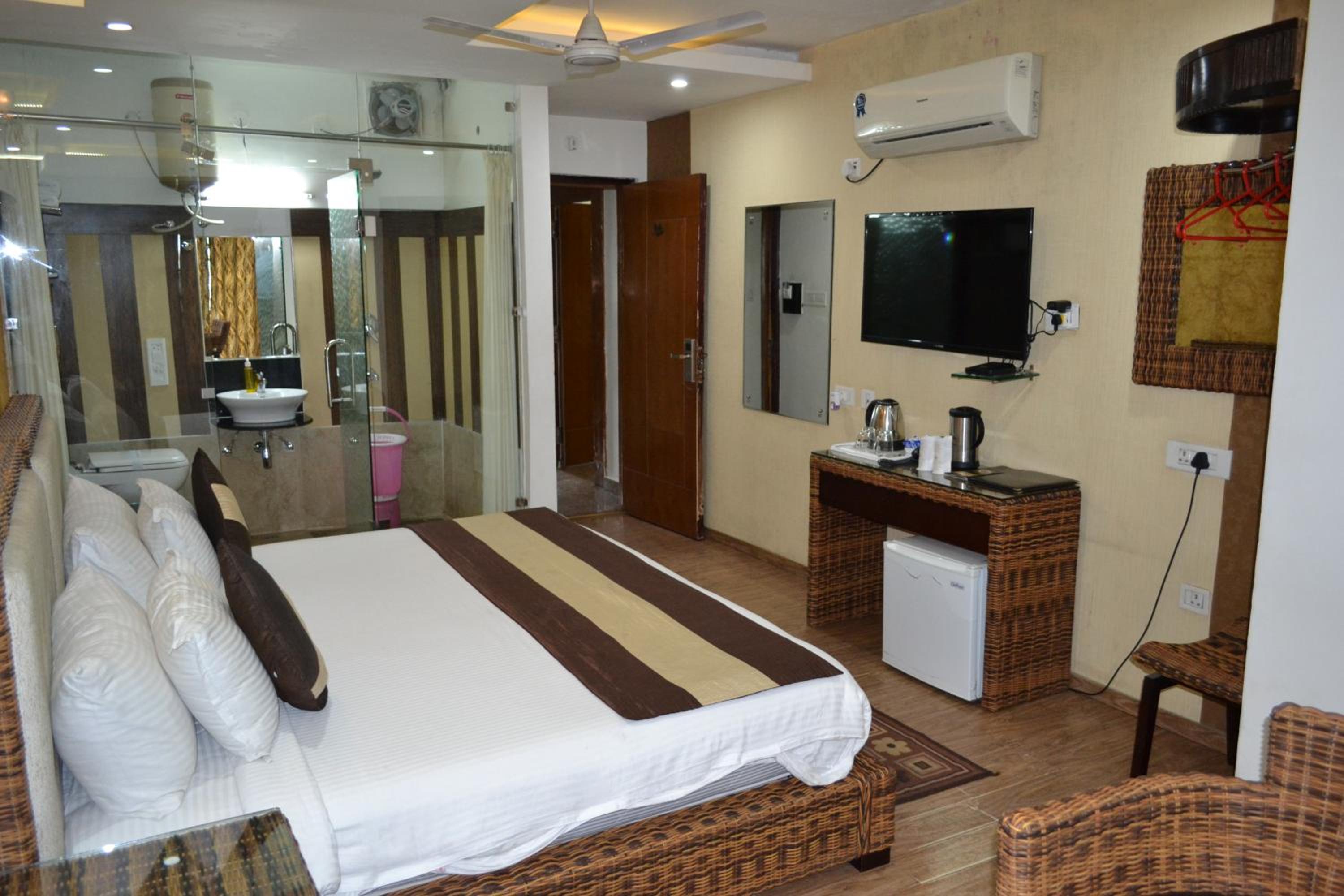 Deluxe Double Room with Balcony photo 3