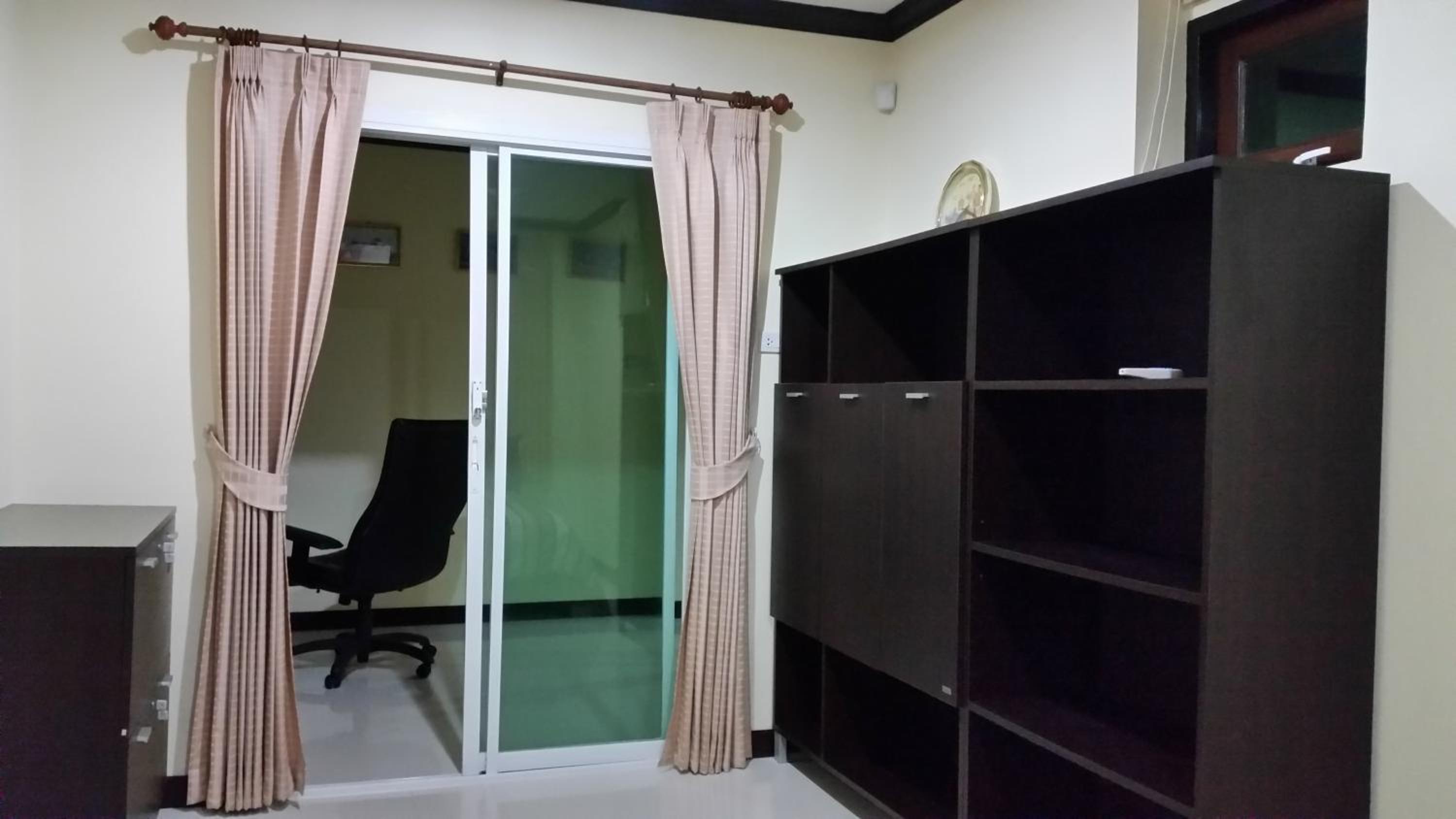 Six-Bedroom House photo 2