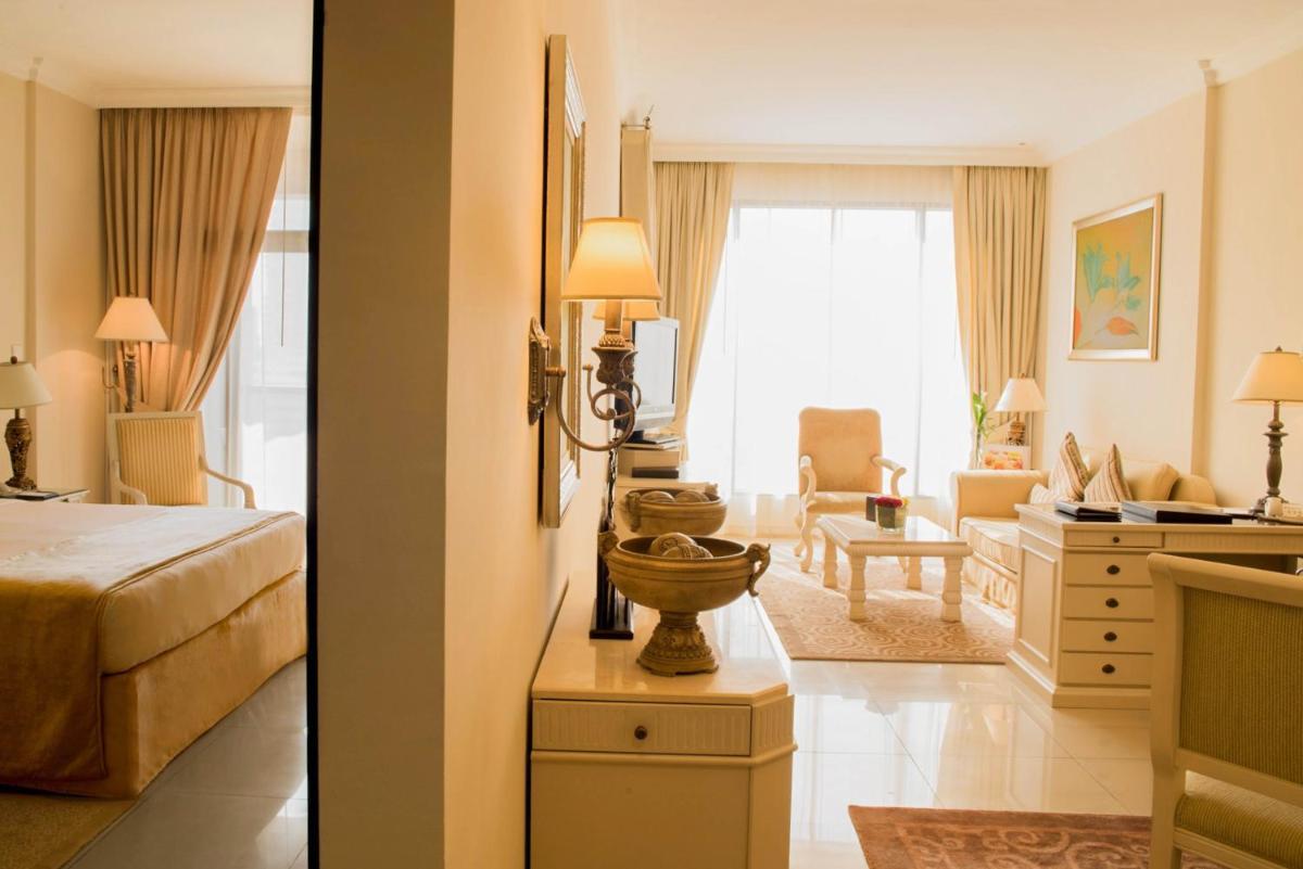 One Bedroom Apartment King with Free Shuttle Beach Transfer, Next to Metro Station photo 3