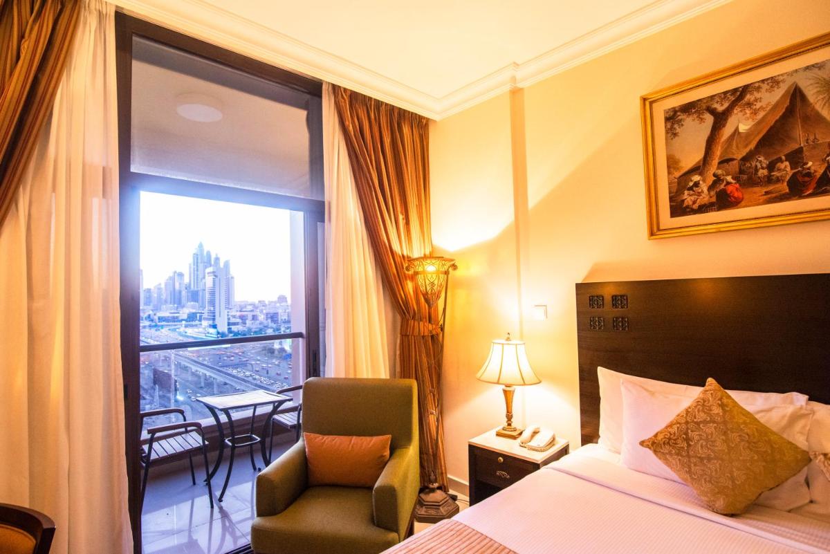 One-Bedroom Apartment with King Bed and Skyline View, Free Shuttle Beach Transfer, Next to Metro Station photo 1