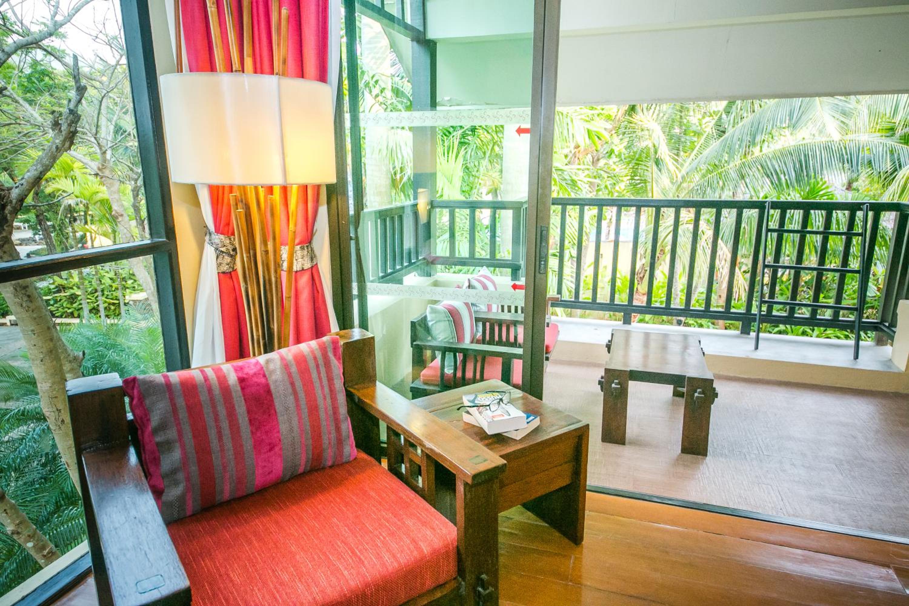 Deluxe King Room - Photo 9
