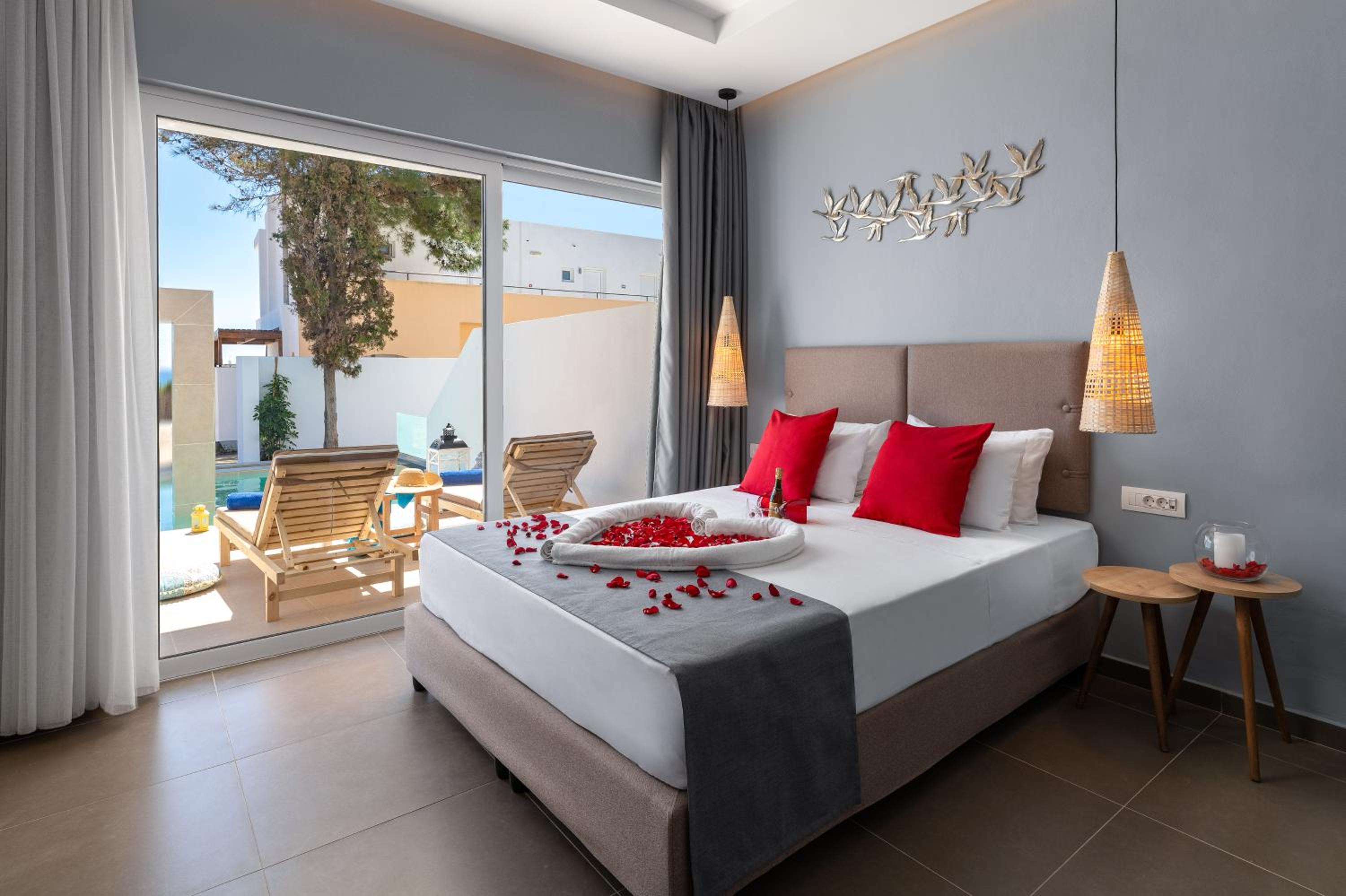 Honeymoon Suite with Private Pool thumbnail 5