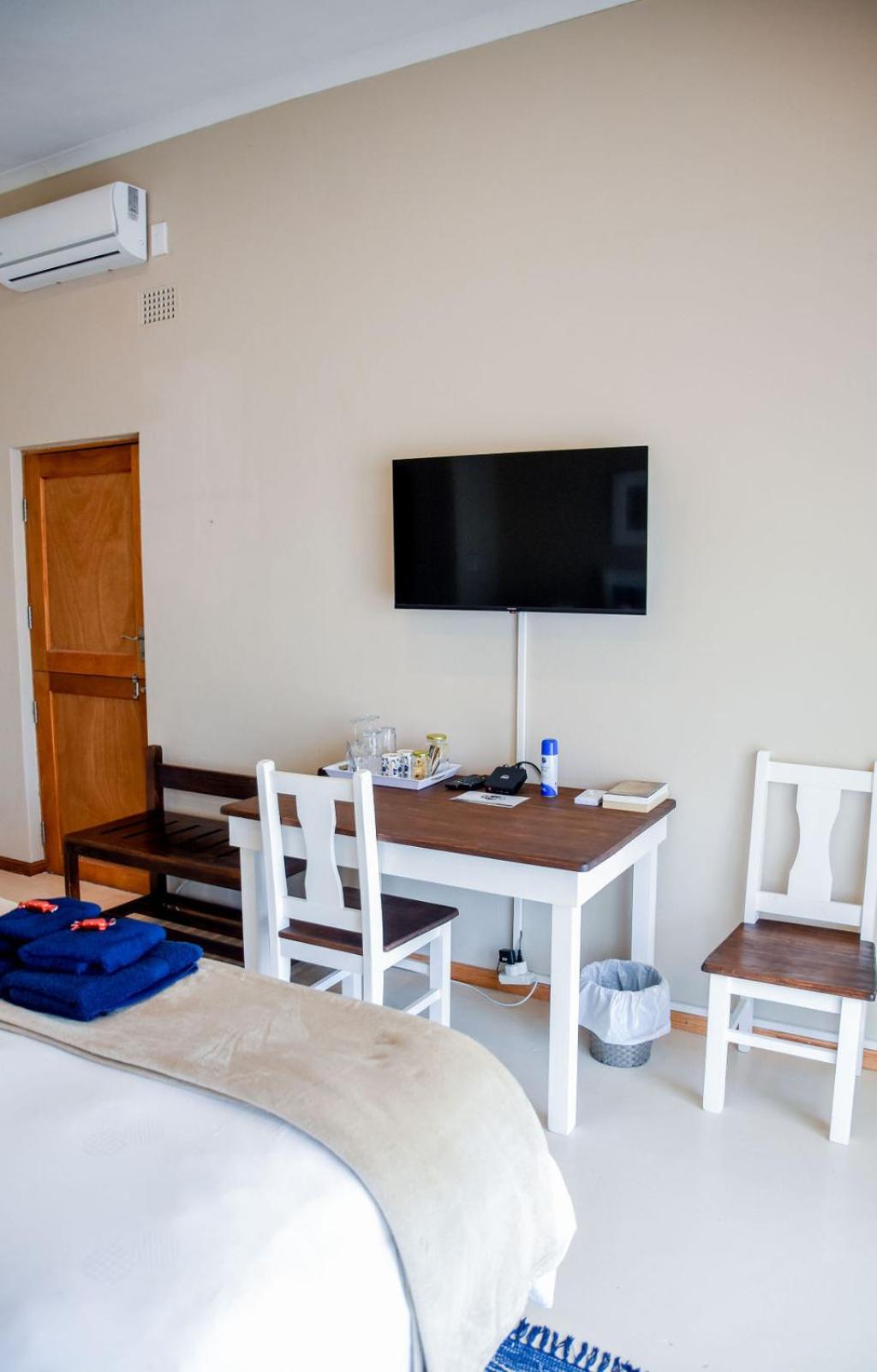 Family Room - Photo 10