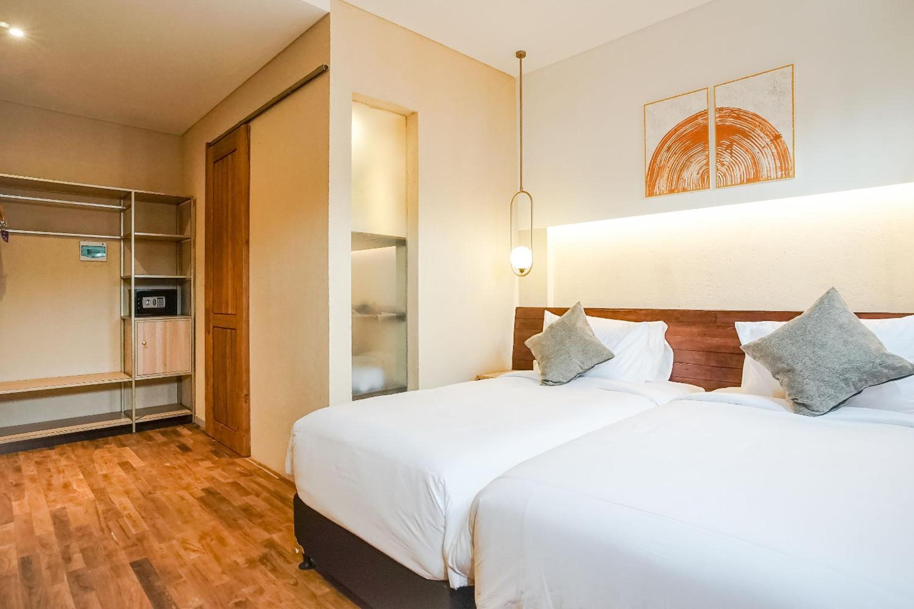 Standard Twin Room - Photo 11