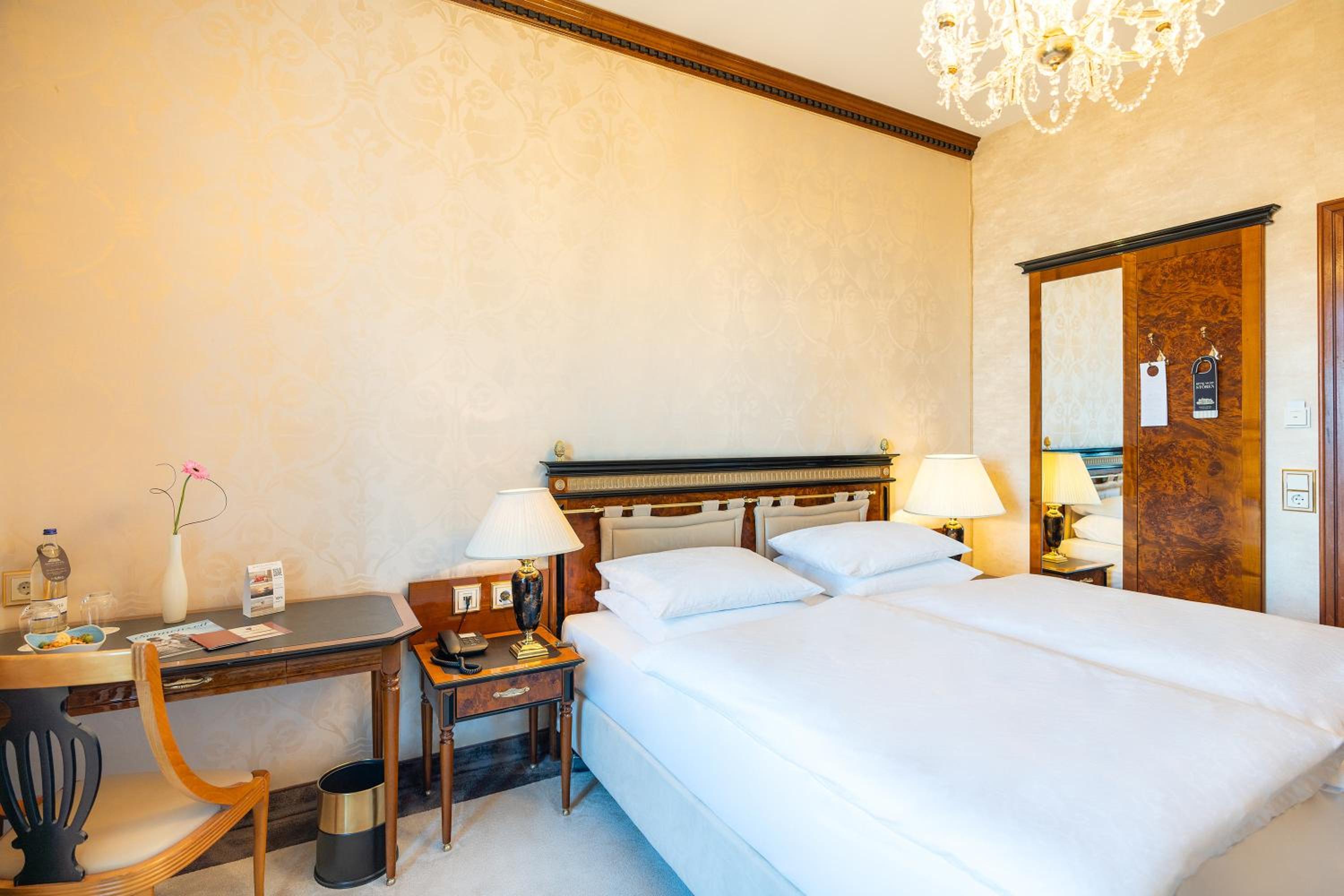 Doppelzimmer mit seitlichem Meerblick photo 3