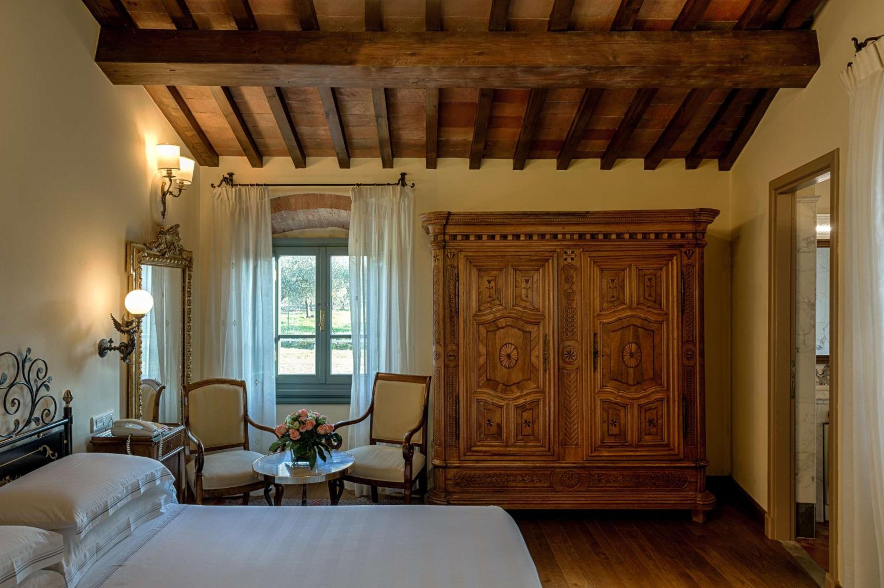 Classic Queen Room with Single Bed