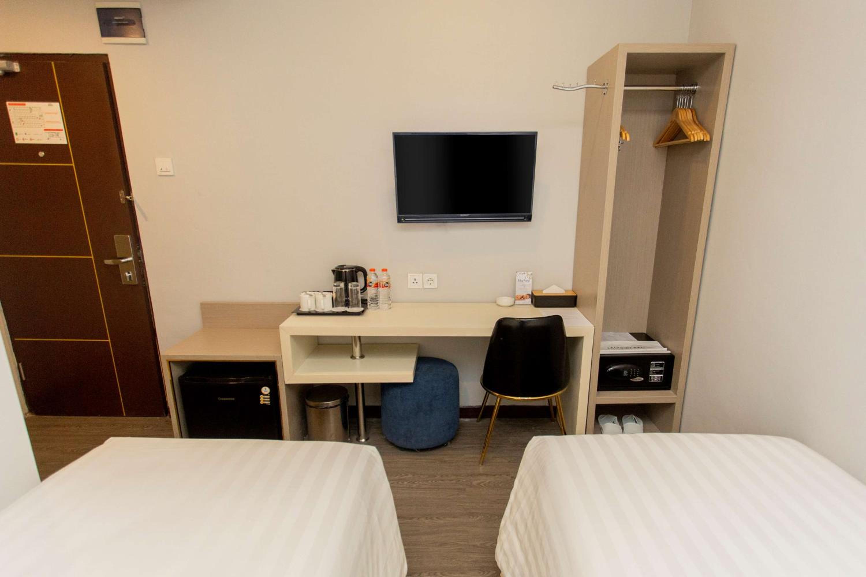Deluxe Twin Room - Non-Smoking - Photo 8