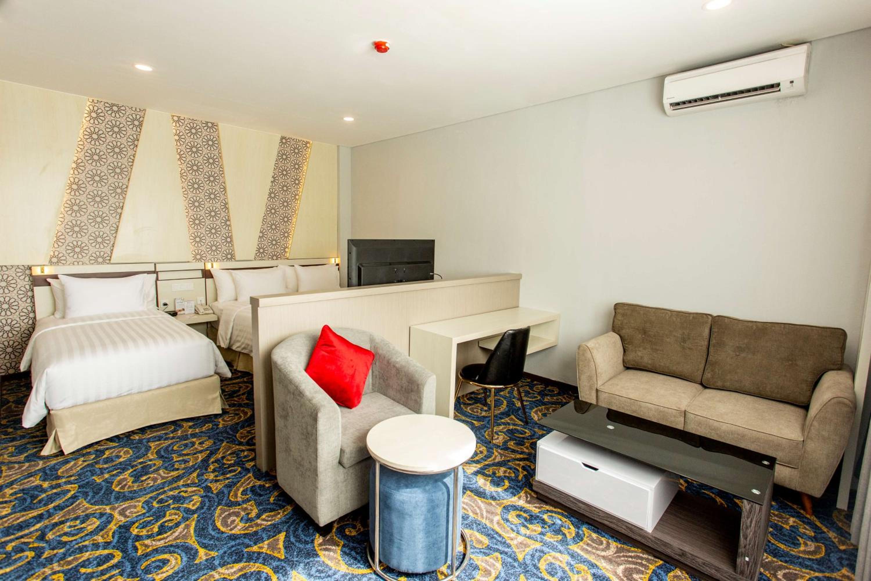 Executive Suite - Photo 6