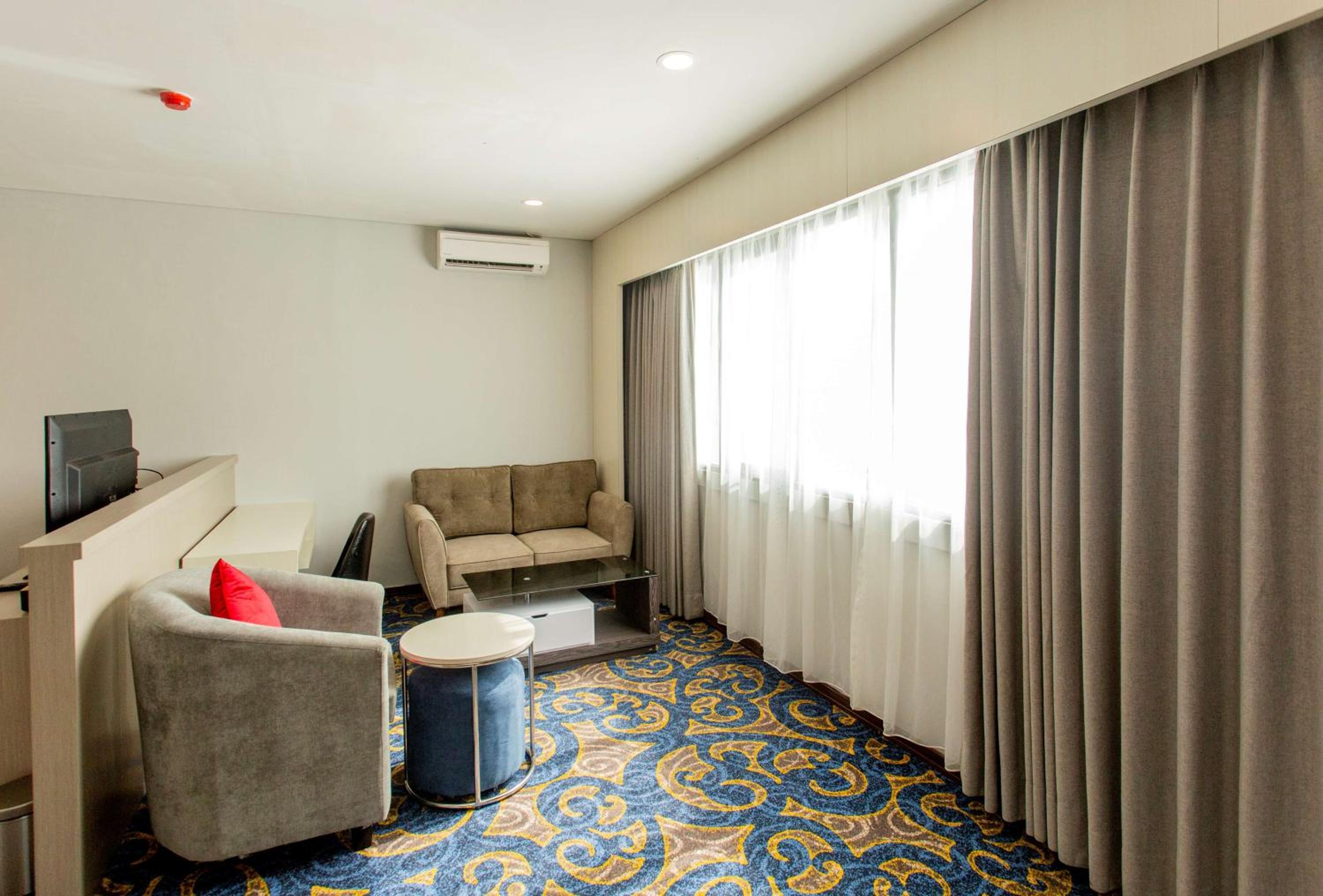 Executive Suite - Photo 7