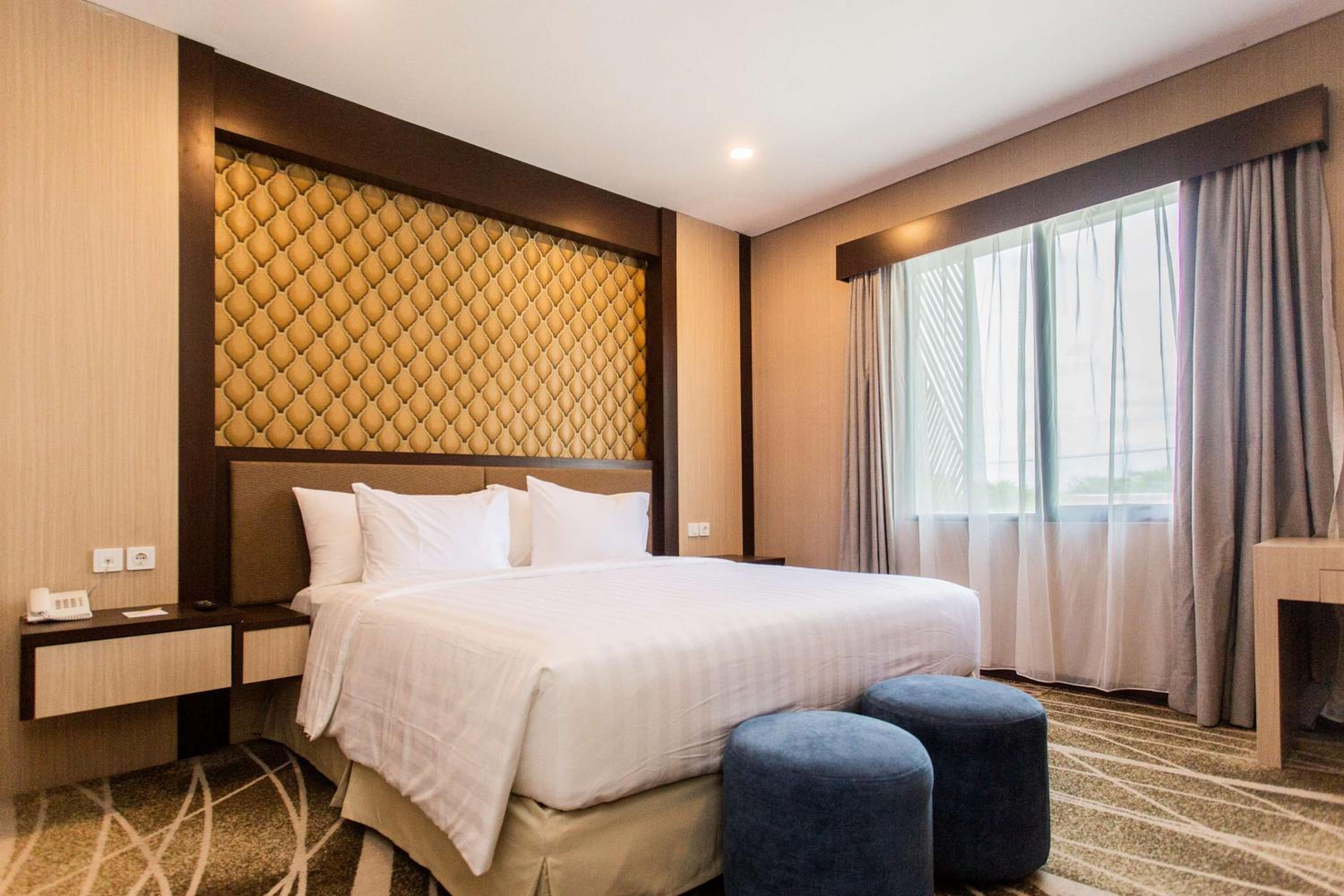 Junior Queen Suite - Photo 1