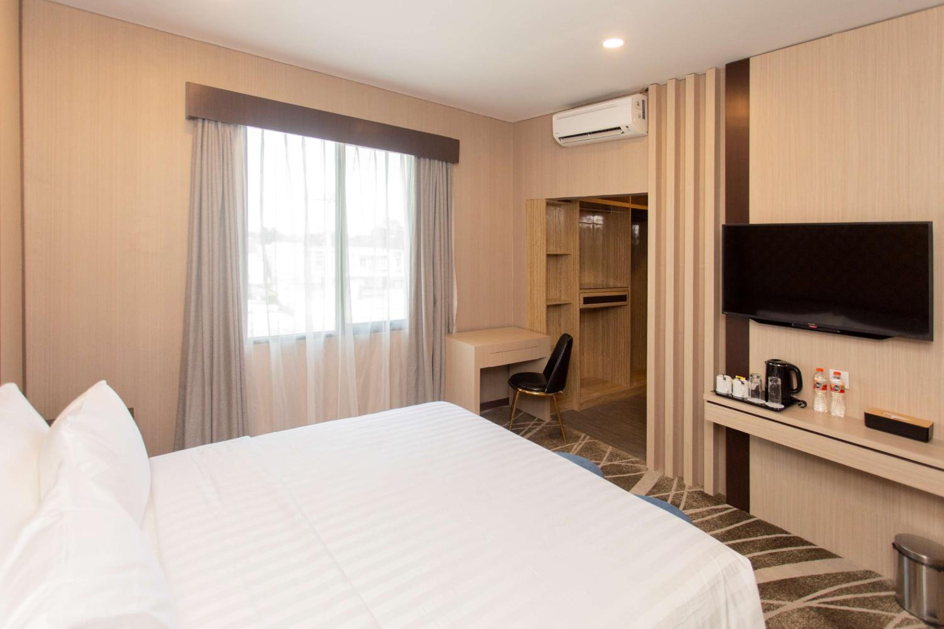 Junior Queen Suite - Photo 3