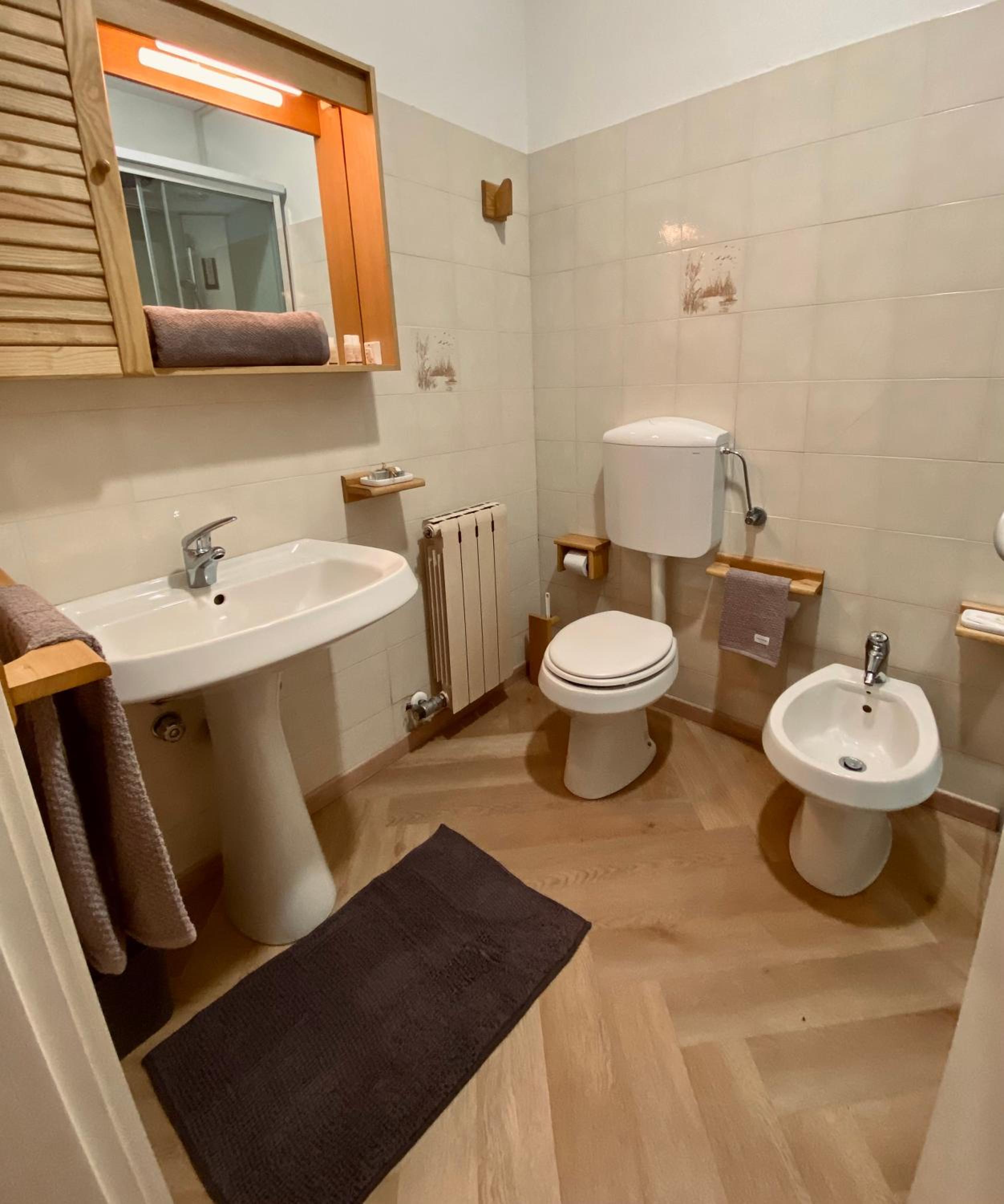 Deluxe Double Room with Balcony - Photo 4