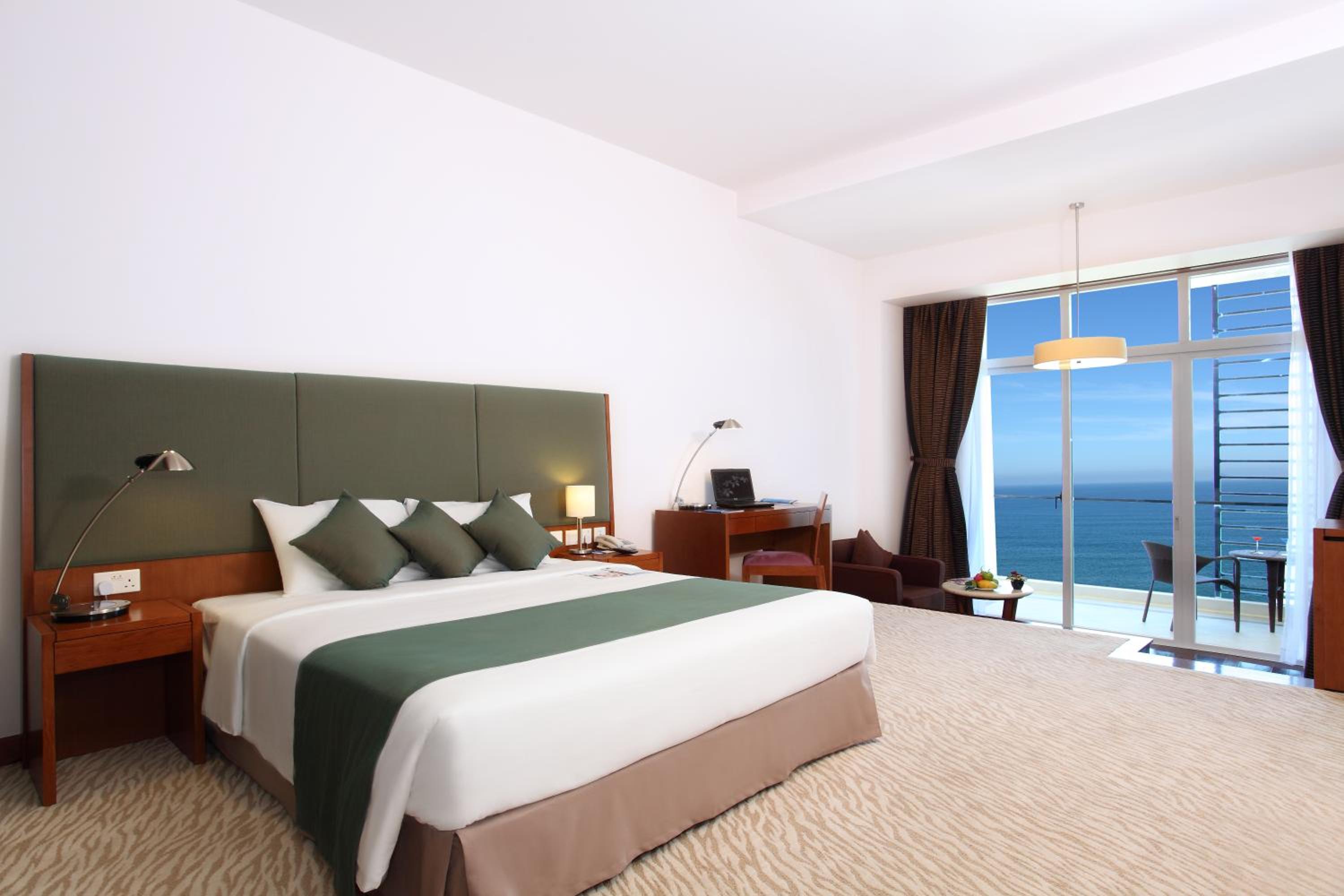 Deluxe King Room - Photo 4