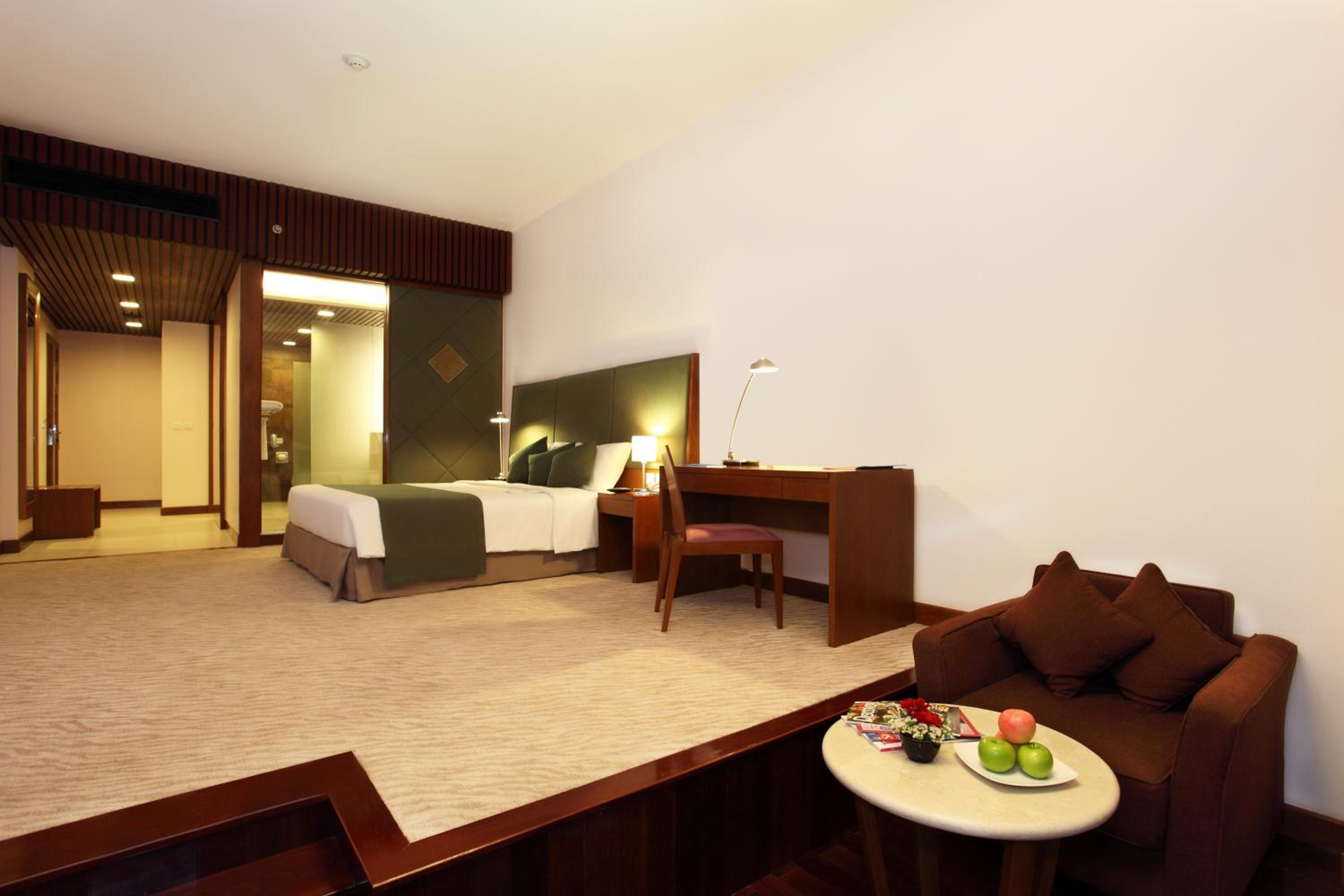 Deluxe King Room - Photo 7