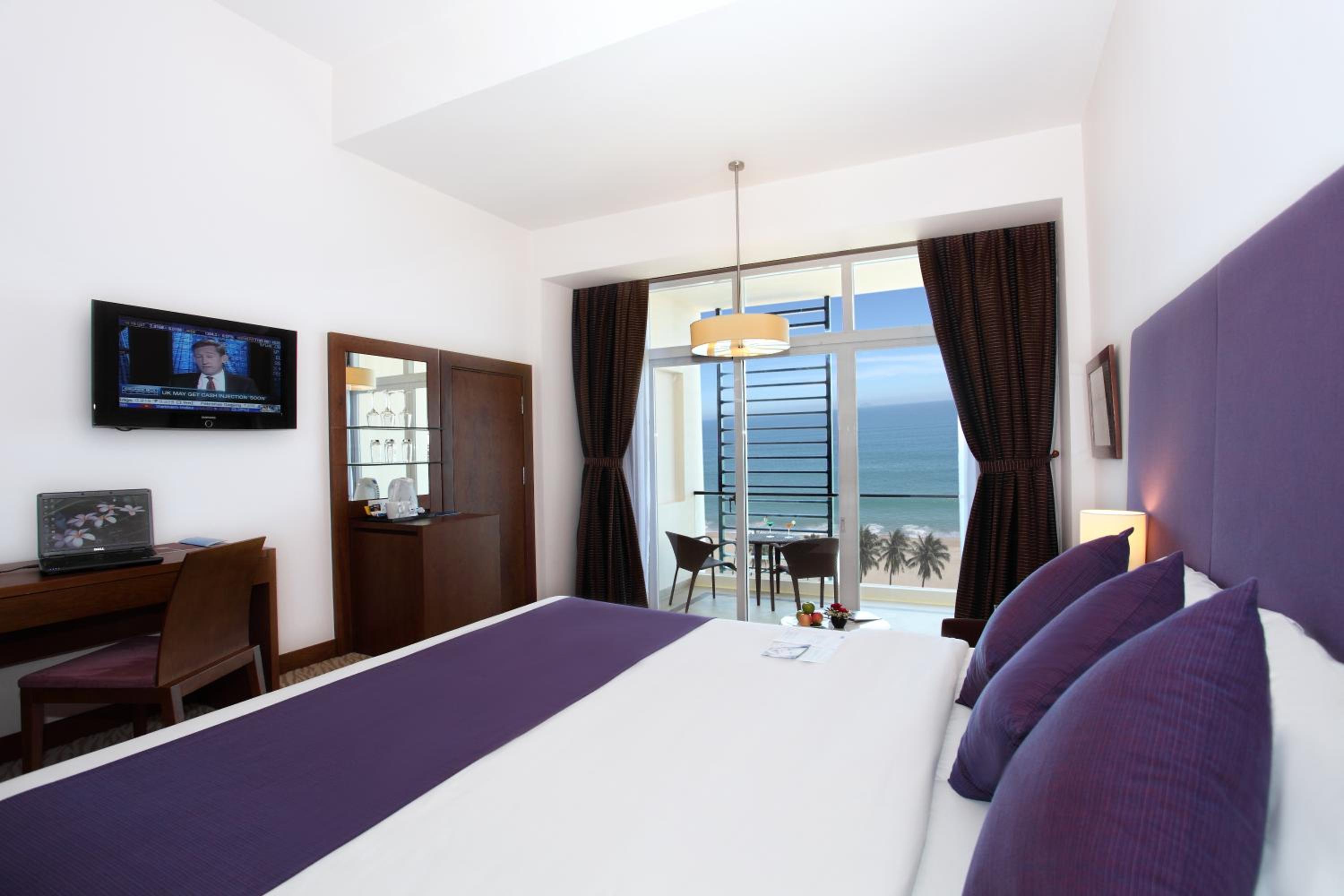 Superior King Room with Ocean View - Photo 11