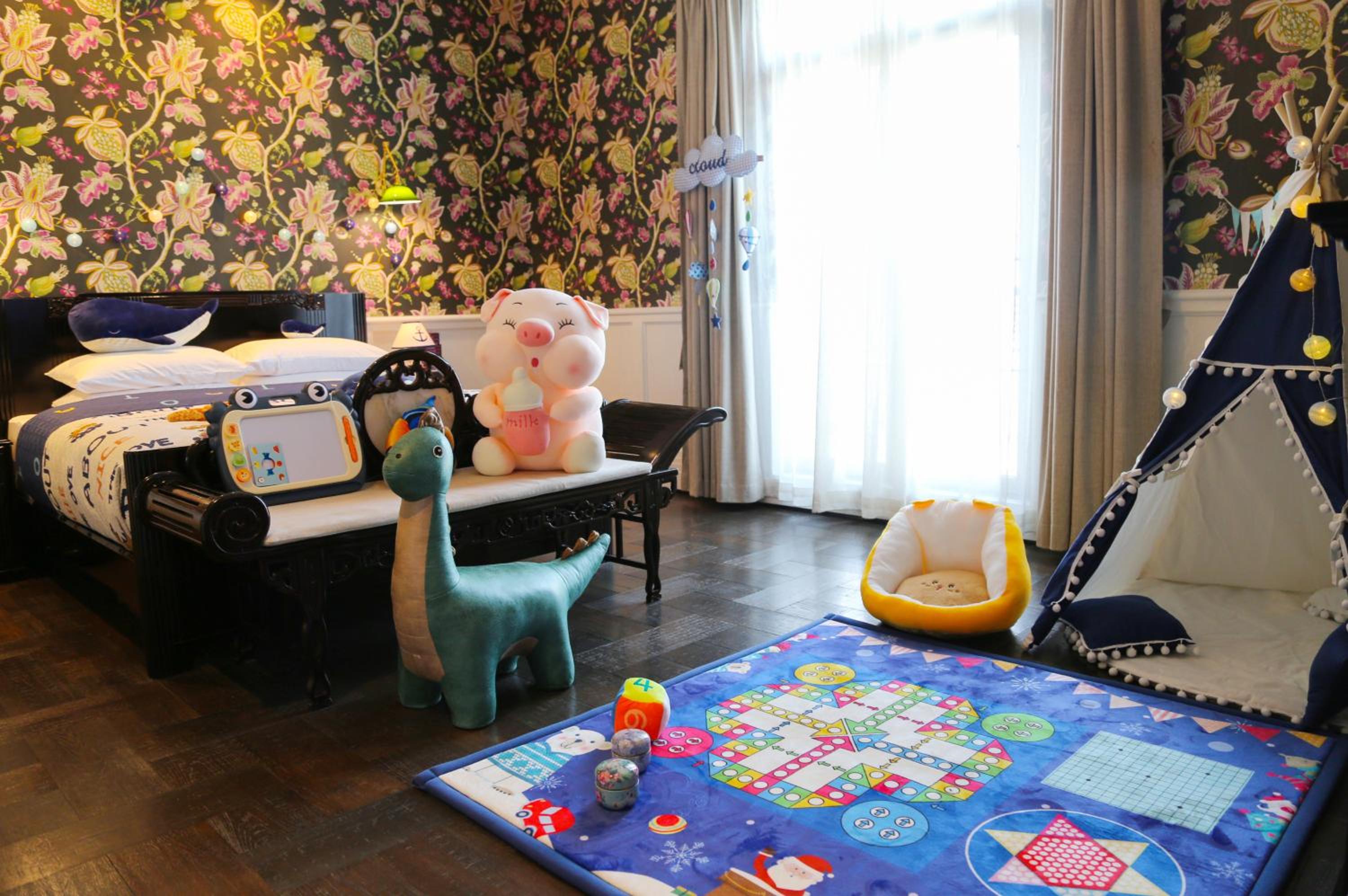 Deluxe Room (2 Adults + 1 Child)