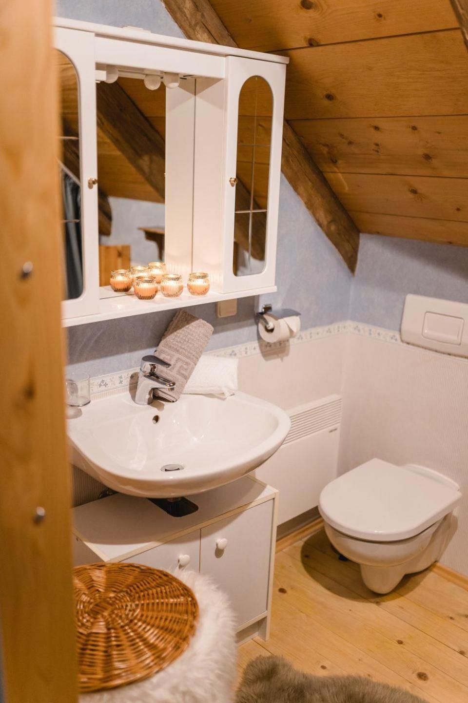 One-Bedroom Apartment with Shower photo 2