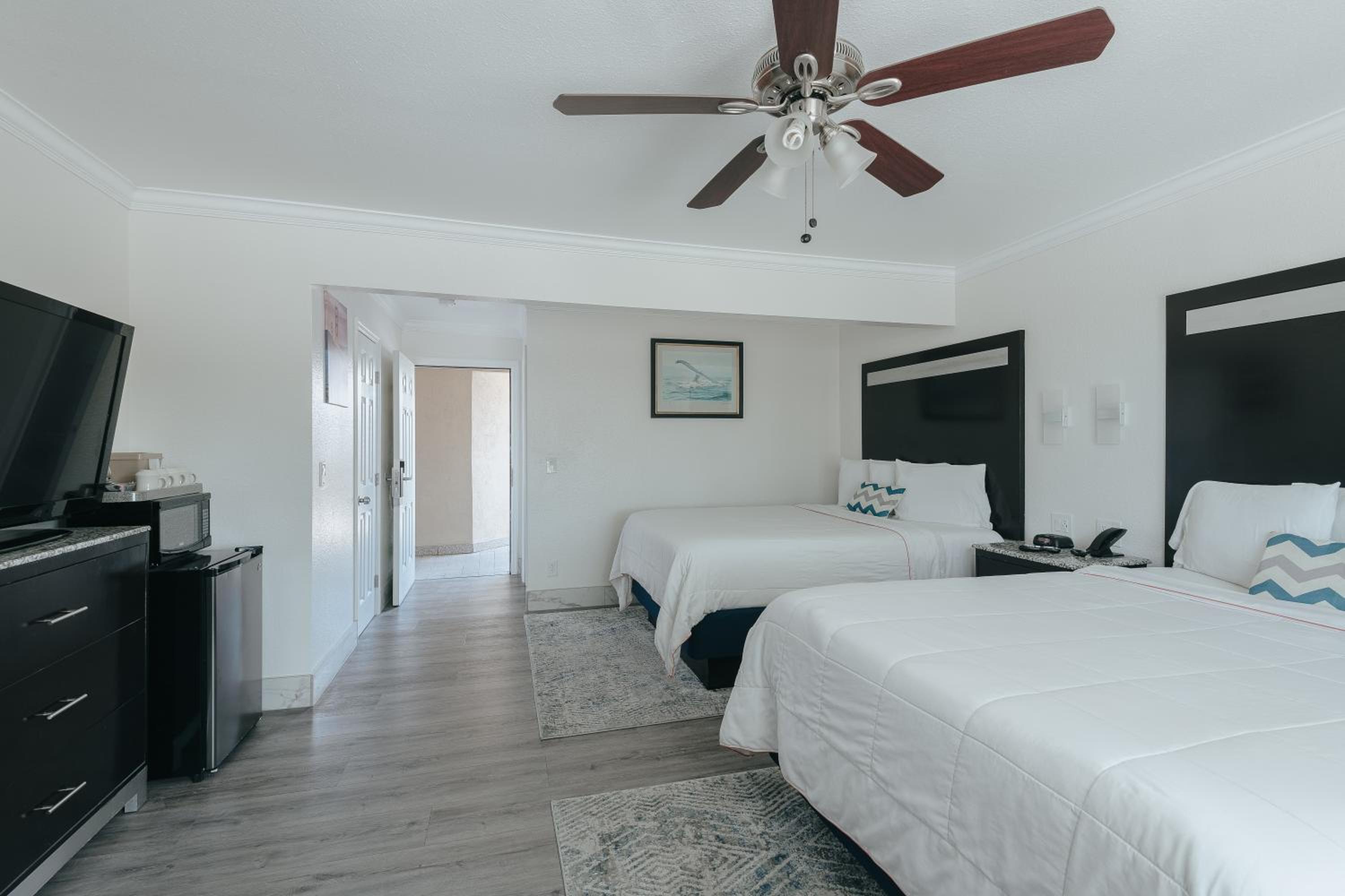 Deluxe Two Queen Bed Room - Upstairs, Non-Smoking, No Pets - Photo 6