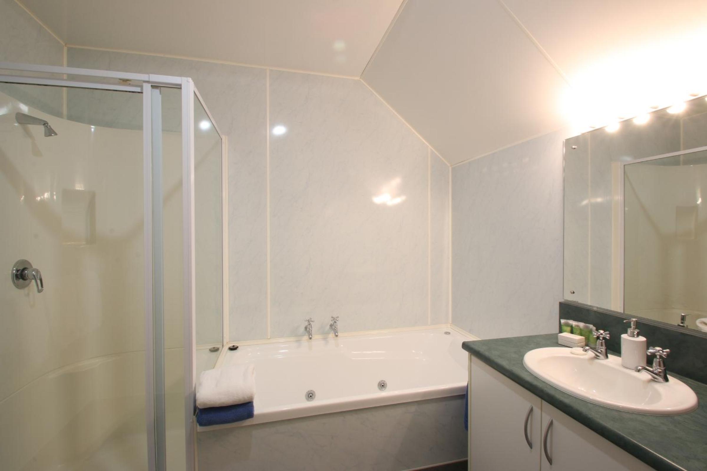 One-Bedroom Apartment with Spa Bath thumbnail 5
