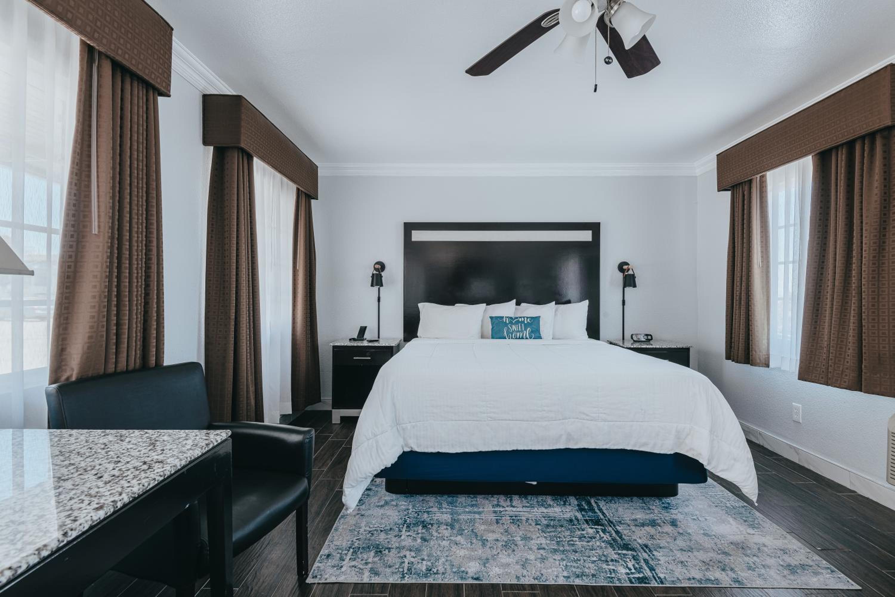 Deluxe Junior King Suite - Downstairs, Non-Smoking, No Pets - Photo 10