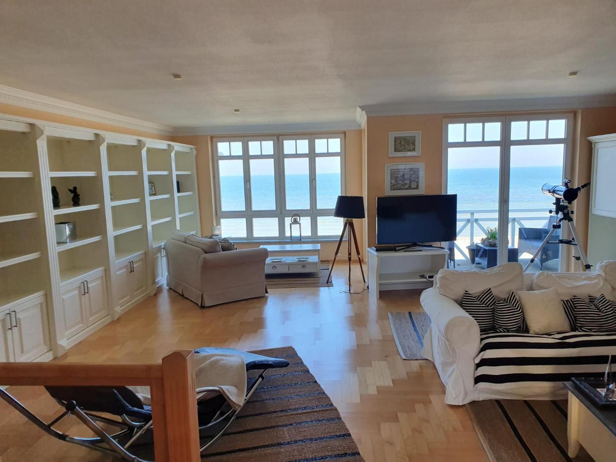 Three-Bedroom Apartment with Balcony and Terrace photo 1