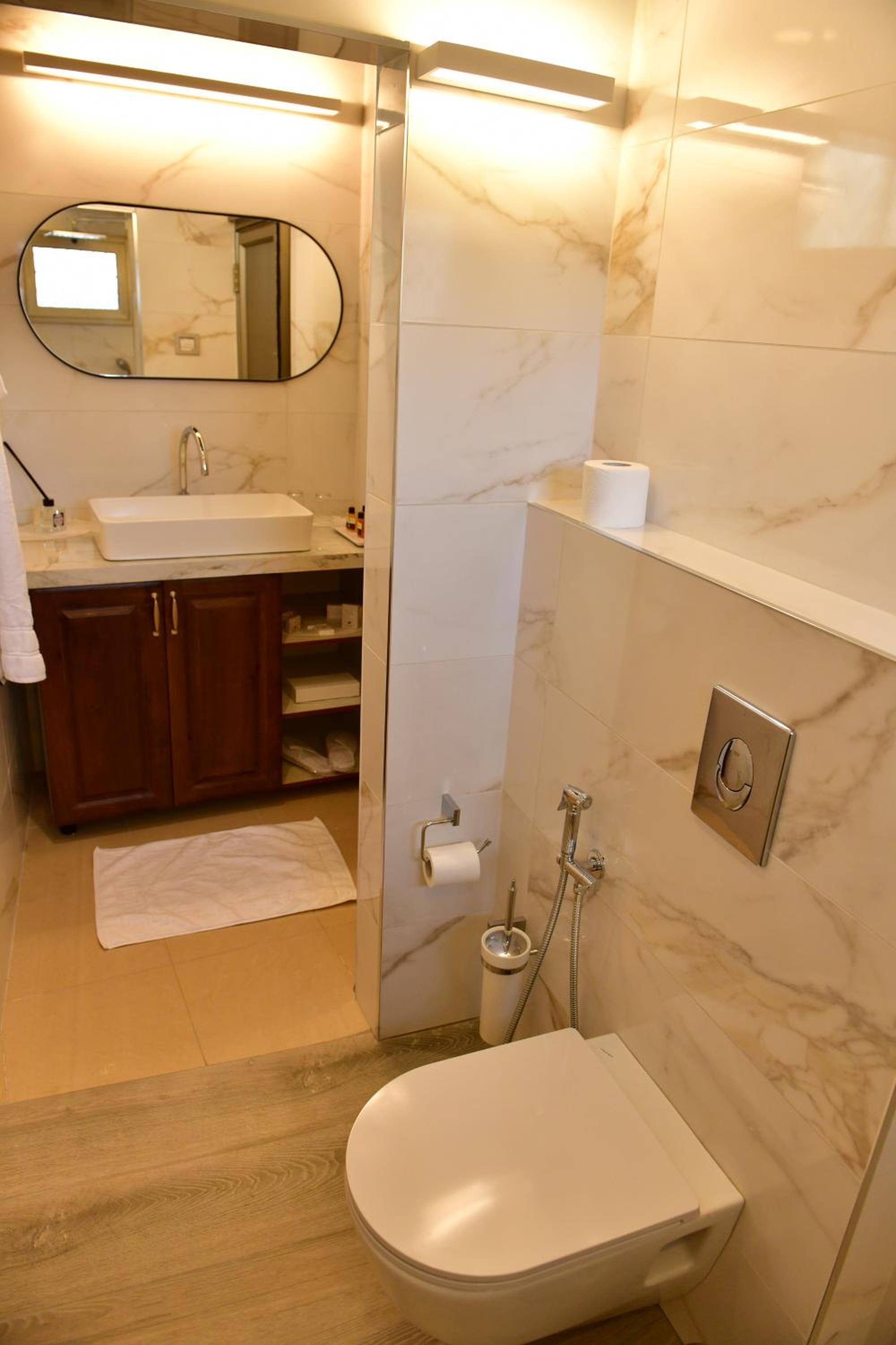 Deluxe Suite with Sea View - Photo 7