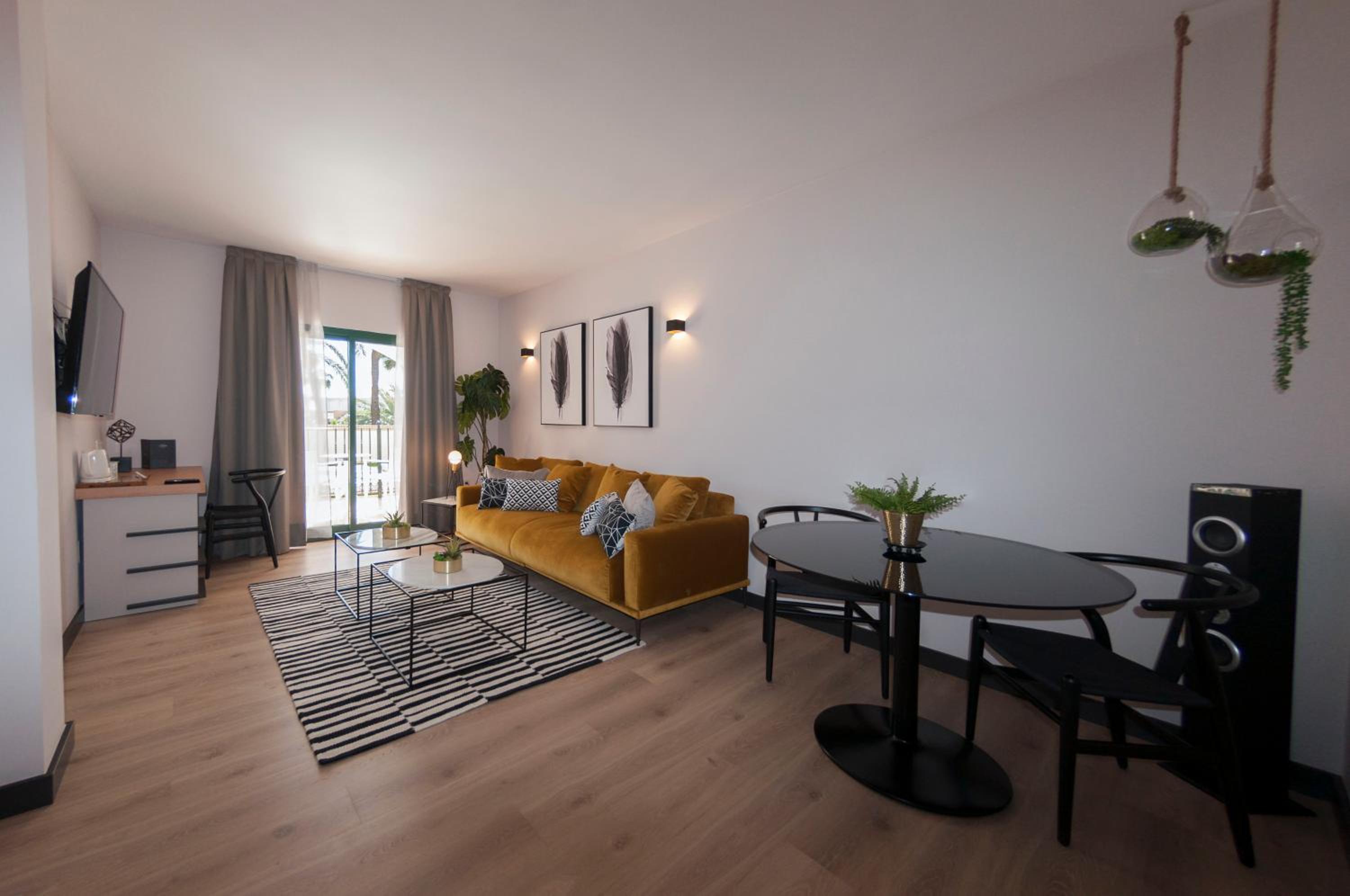 Deluxe Suite - Photo 3