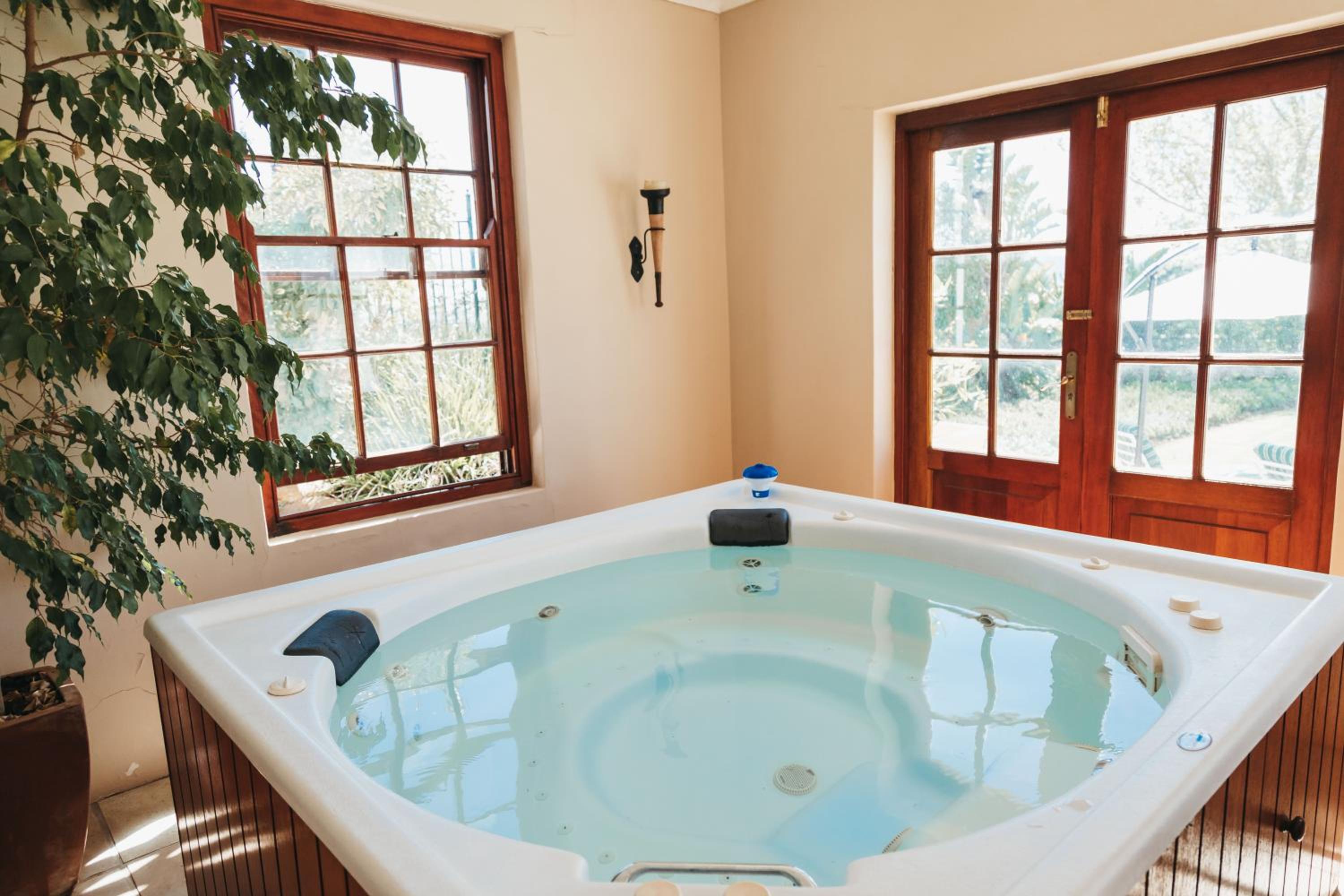Queen Suite with Pool View - Photo 6
