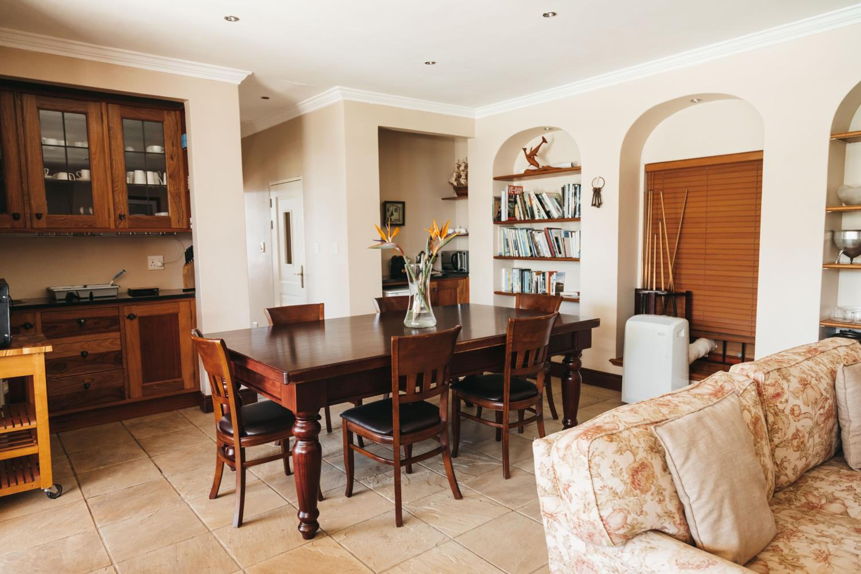 Queen Suite with Pool View - Photo 8