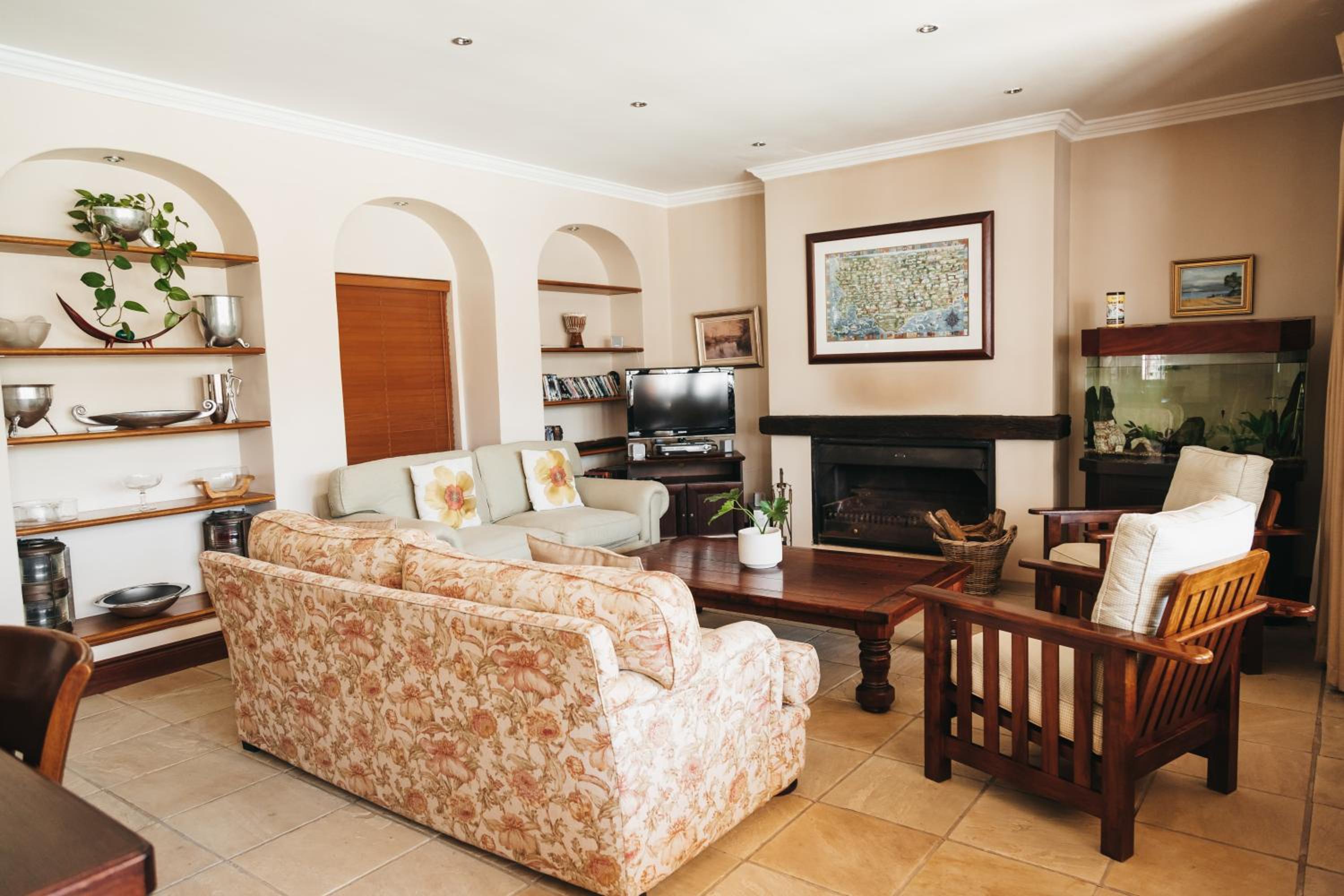 Queen Suite with Pool View - Photo 9